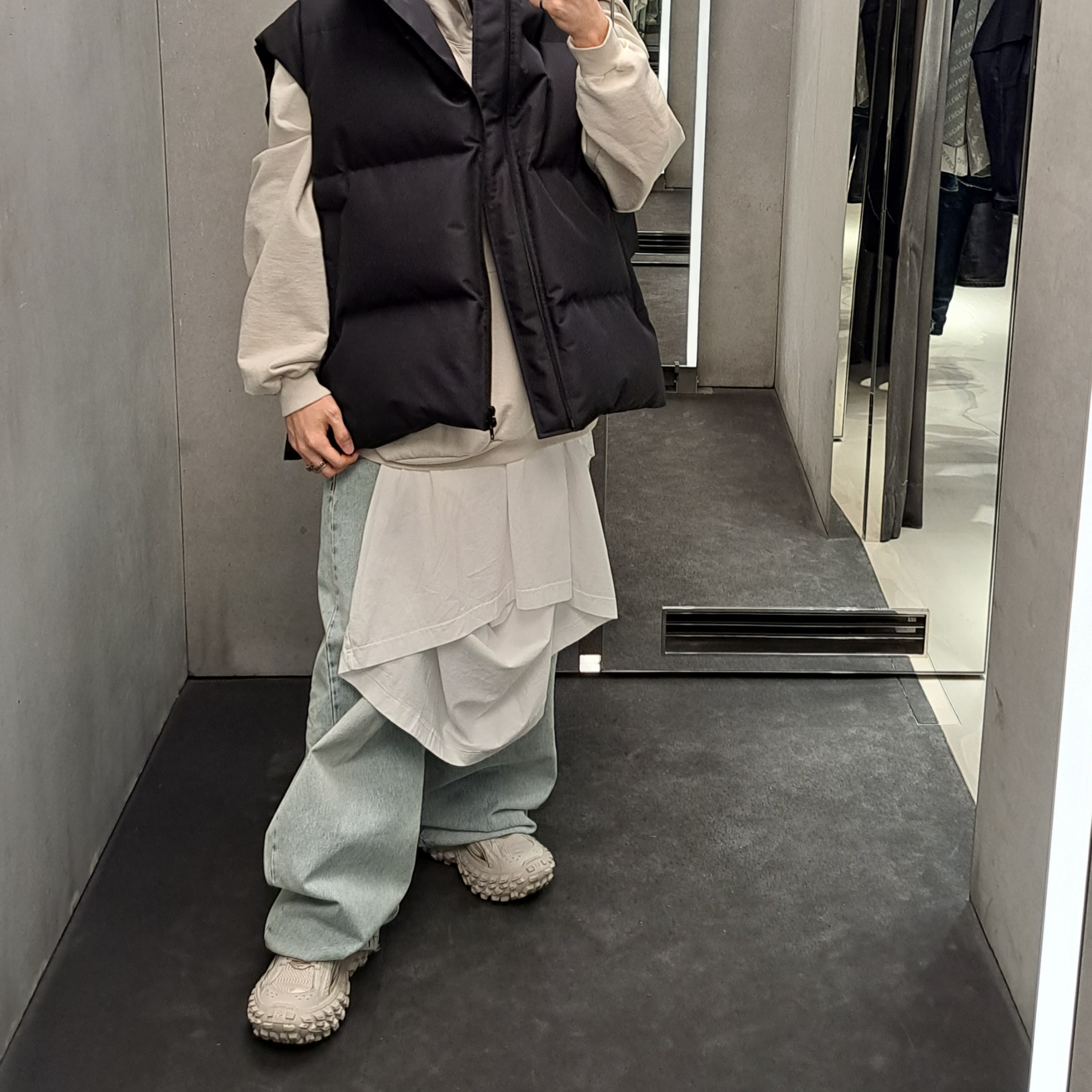 Balenciaga 3XL Patched T-Shirt Hoodie Oversized Off White, Balenciaga Defender Sneakers Beige 착용 스타일
