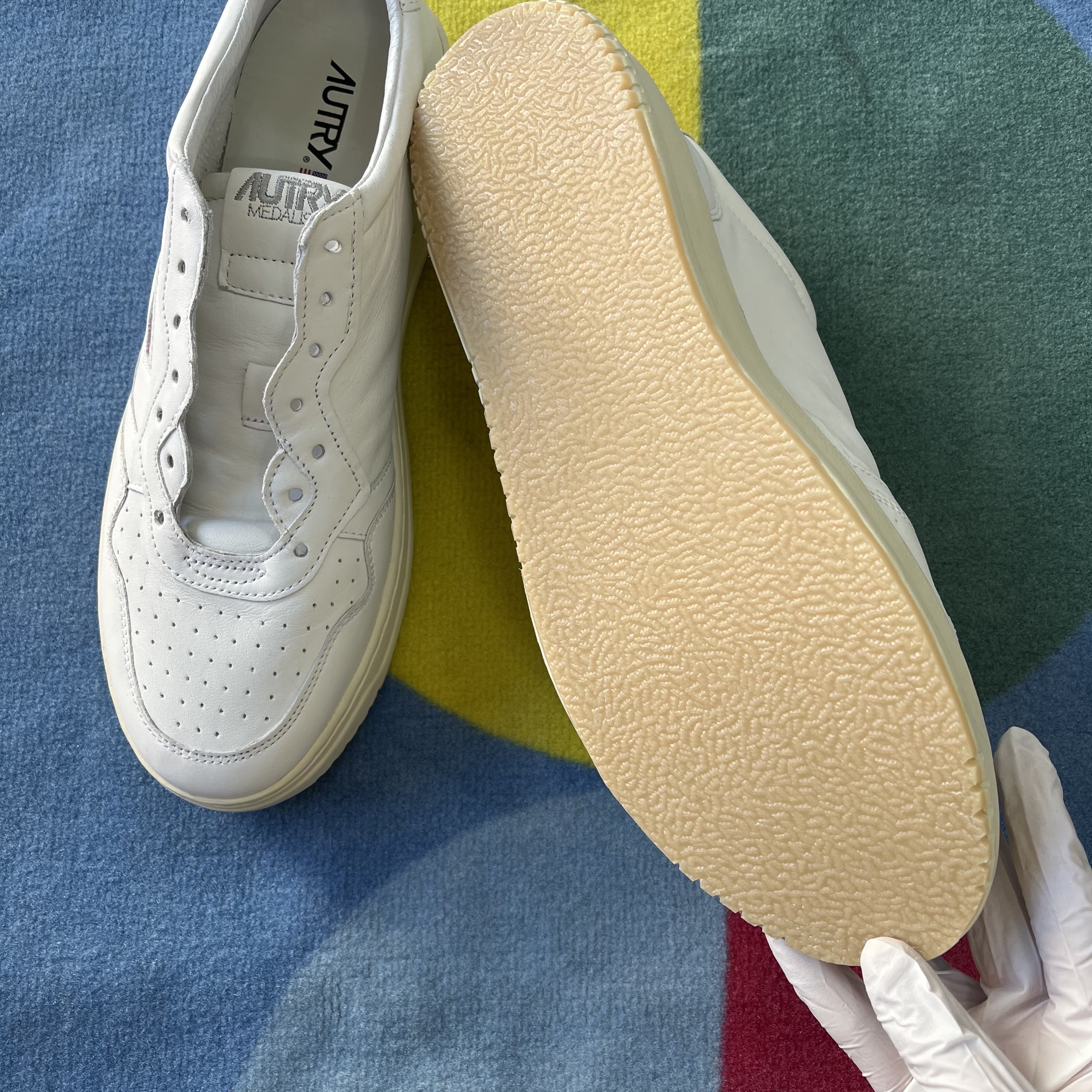 (W) Autry Medalist Low Leather Sneakers White 착용 스타일 - 2