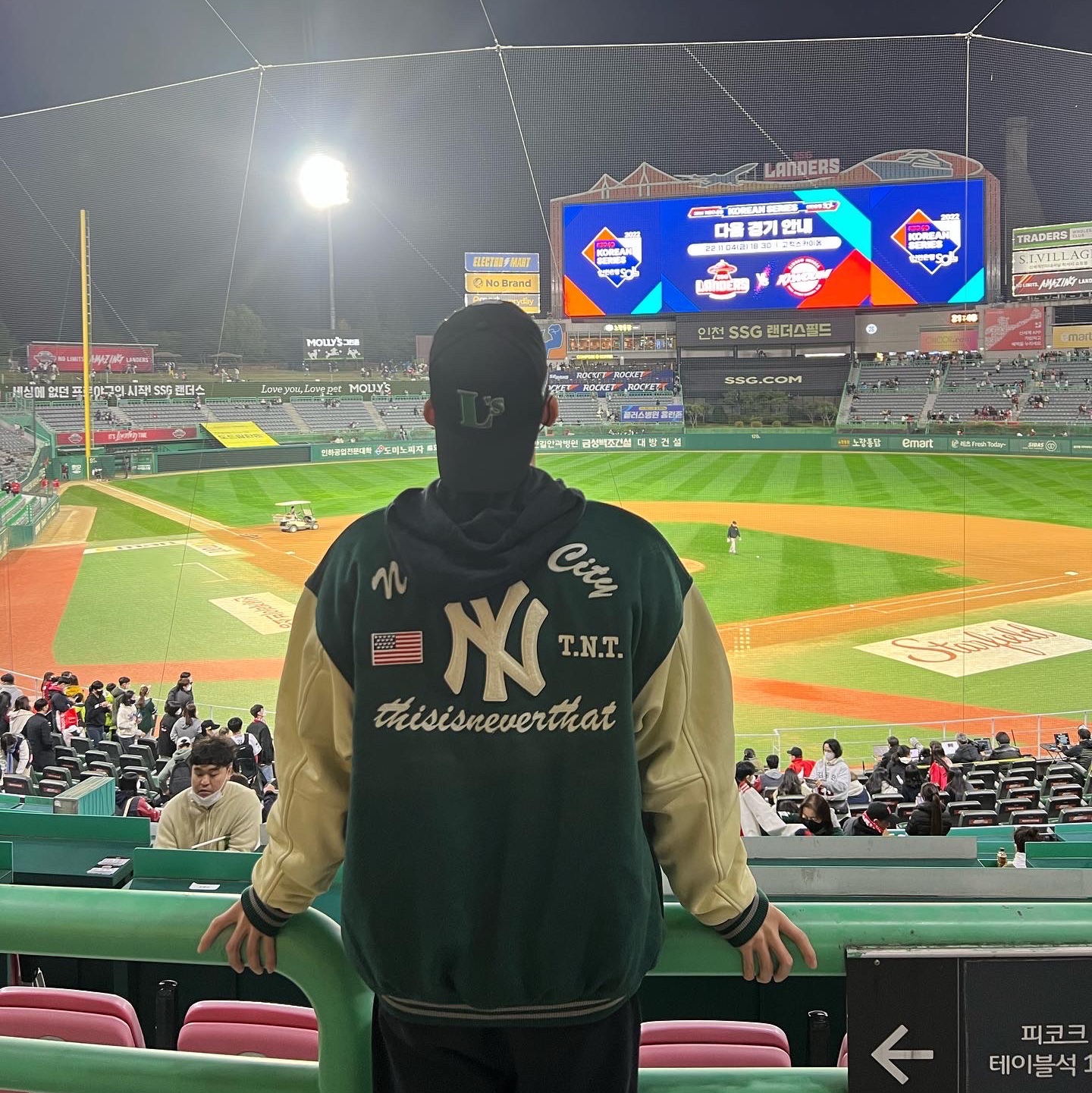 Thisisneverthat x New Era x MLB New York Yankees Varsity Jacket Dark Green 착용 스타일