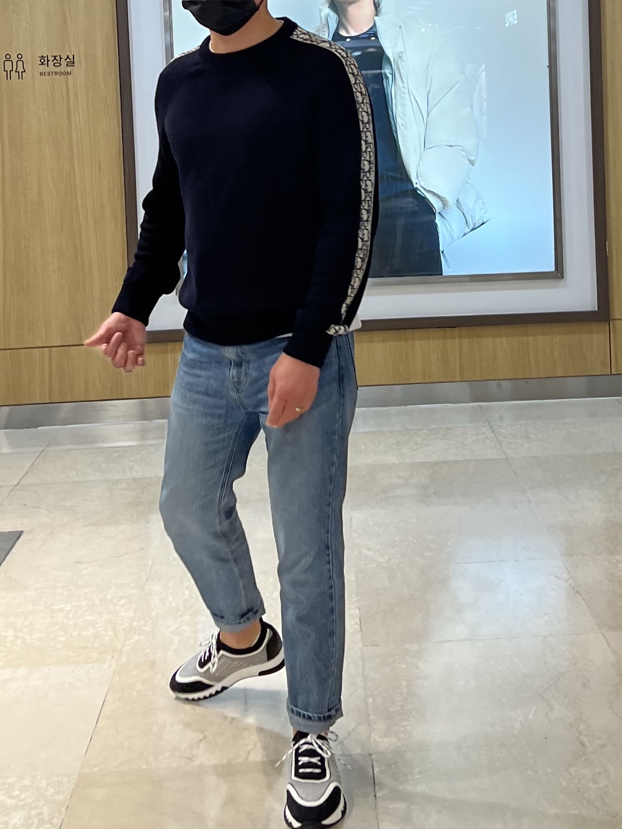 Chanel Medium Classic Handbag Grained Calfskin & Gold Black, (W) Dior Walk'N'Dior Sneakers Oblique Gray 착용 스타일 - 1