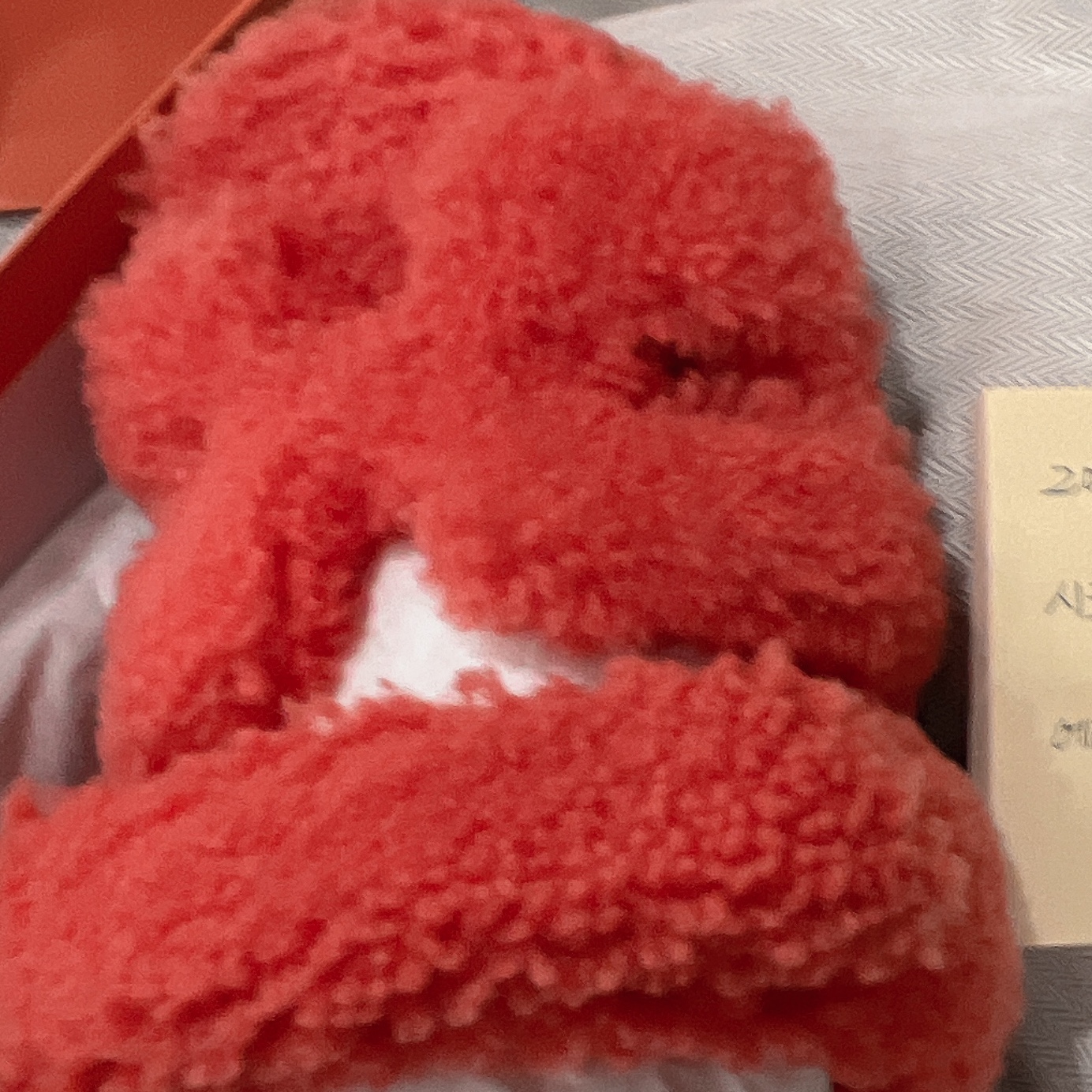(W) Hermes Chypre Sandal Woolskin & Orange 착용 스타일 - 3