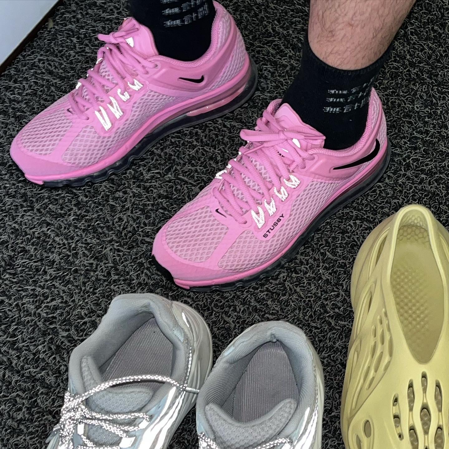 Nike x Stussy Air Max 2013 Psychic Pink, Adidas Yeezy Foam RNNR Sulfur 착용 스타일 - 1