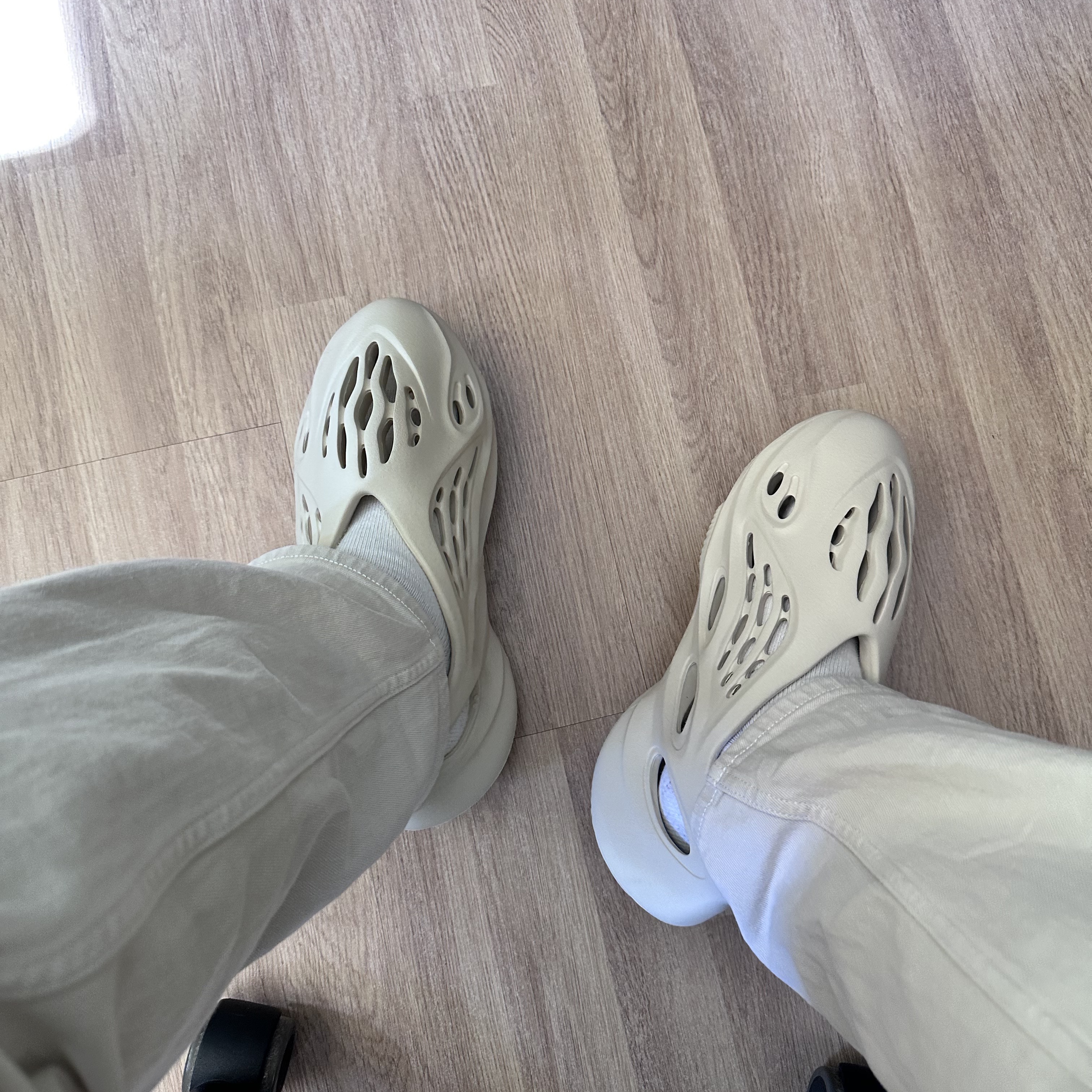 Adidas Yeezy Foam RNNR Sand 착용 스타일 - 3