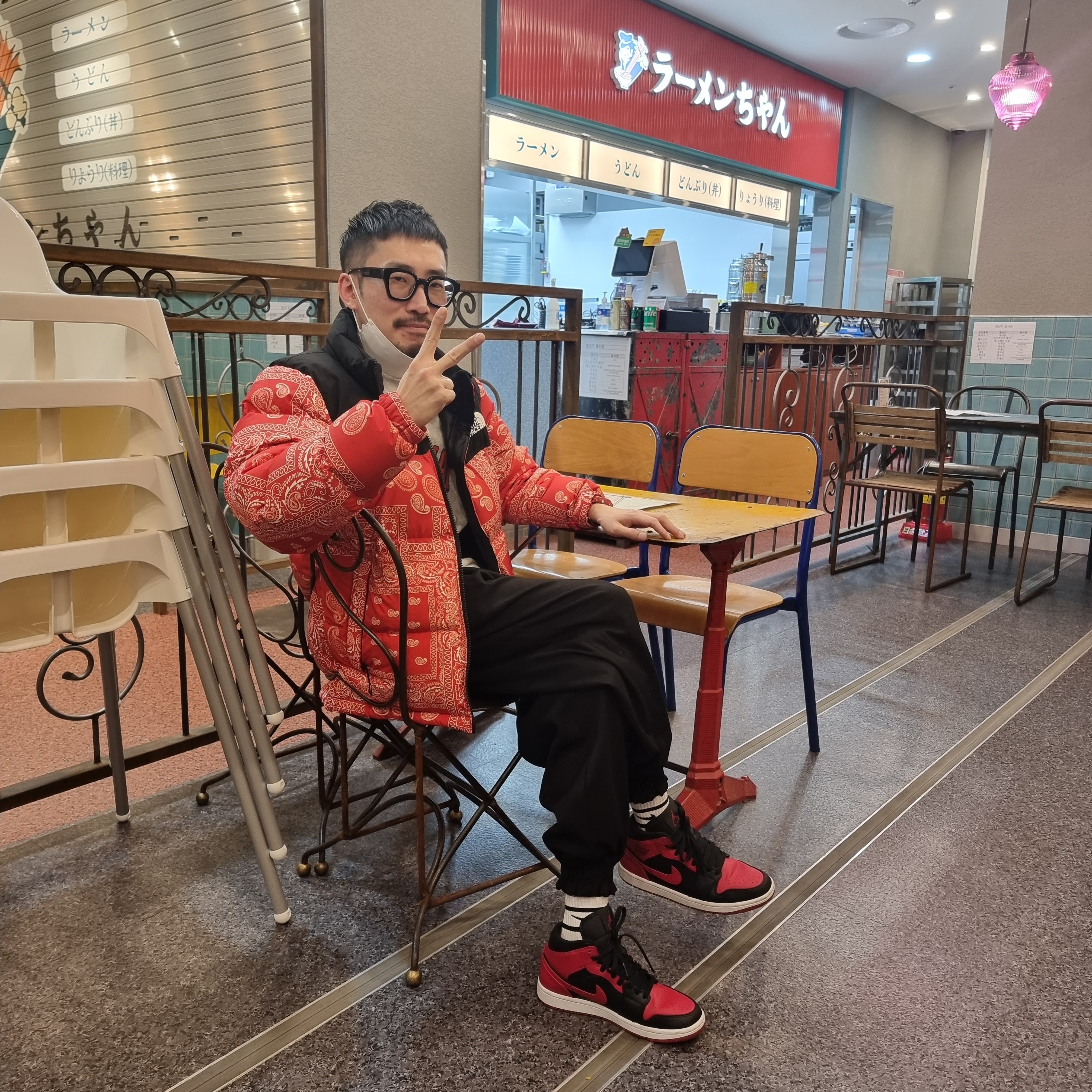 Jordan 1 Mid Bred Banned 2020, The North Face Nuptse Down Jacket Red 착용 스타일