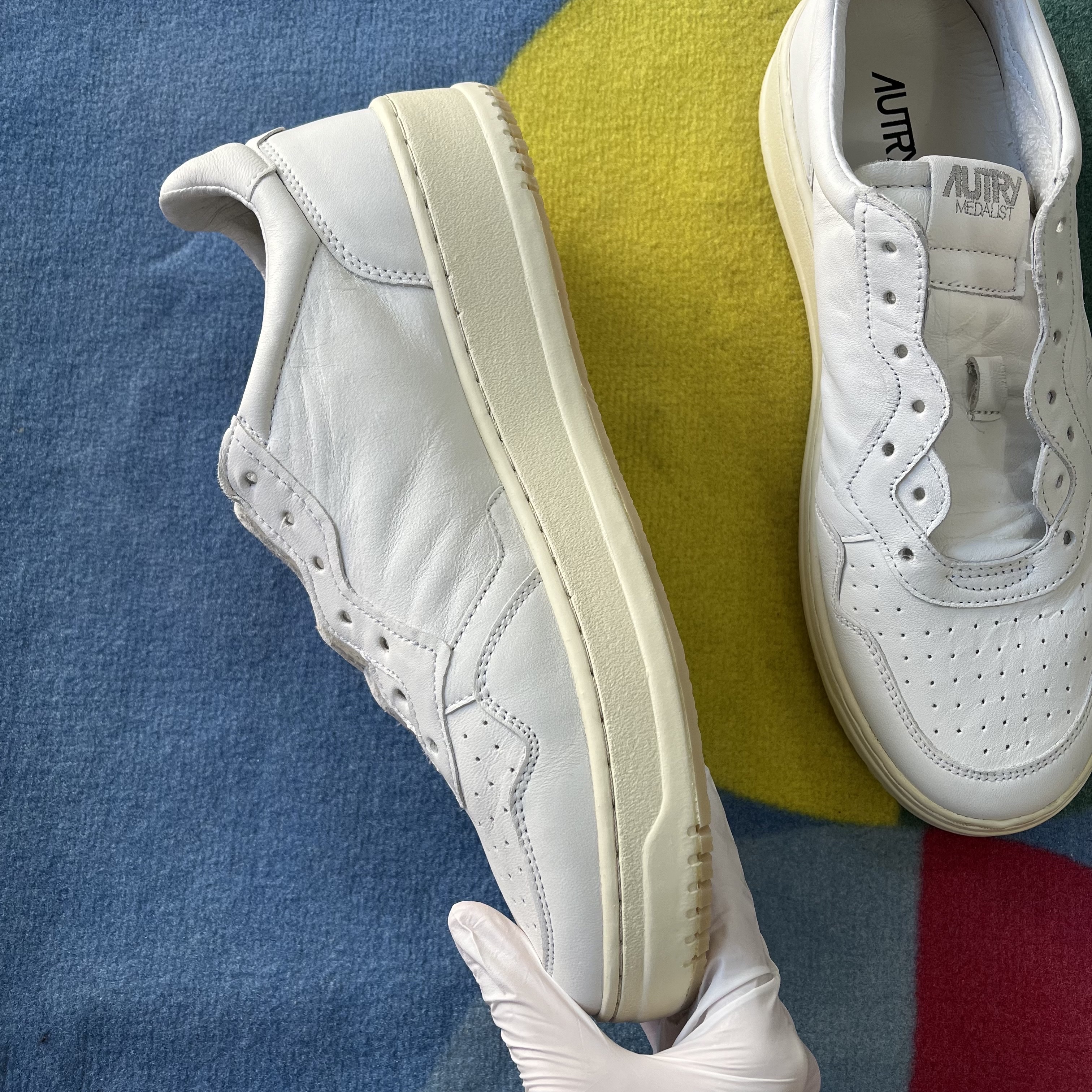 (W) Autry Medalist Low Leather Sneakers White 착용 스타일 - 5