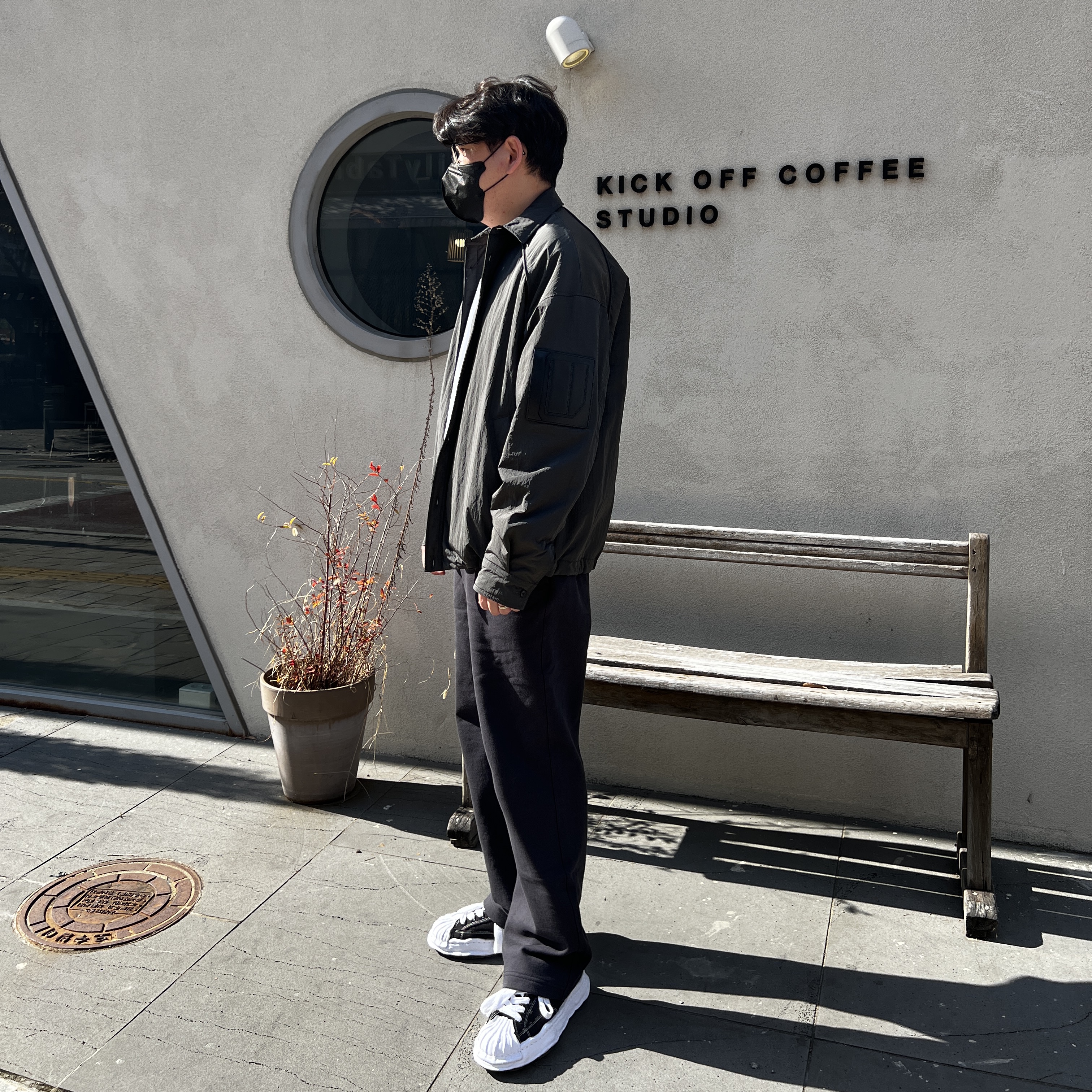 Maison Mihara Yasuhiro Blakey OG Sole Canvas Low-top Sneakers Black White 착용 스타일 - 2