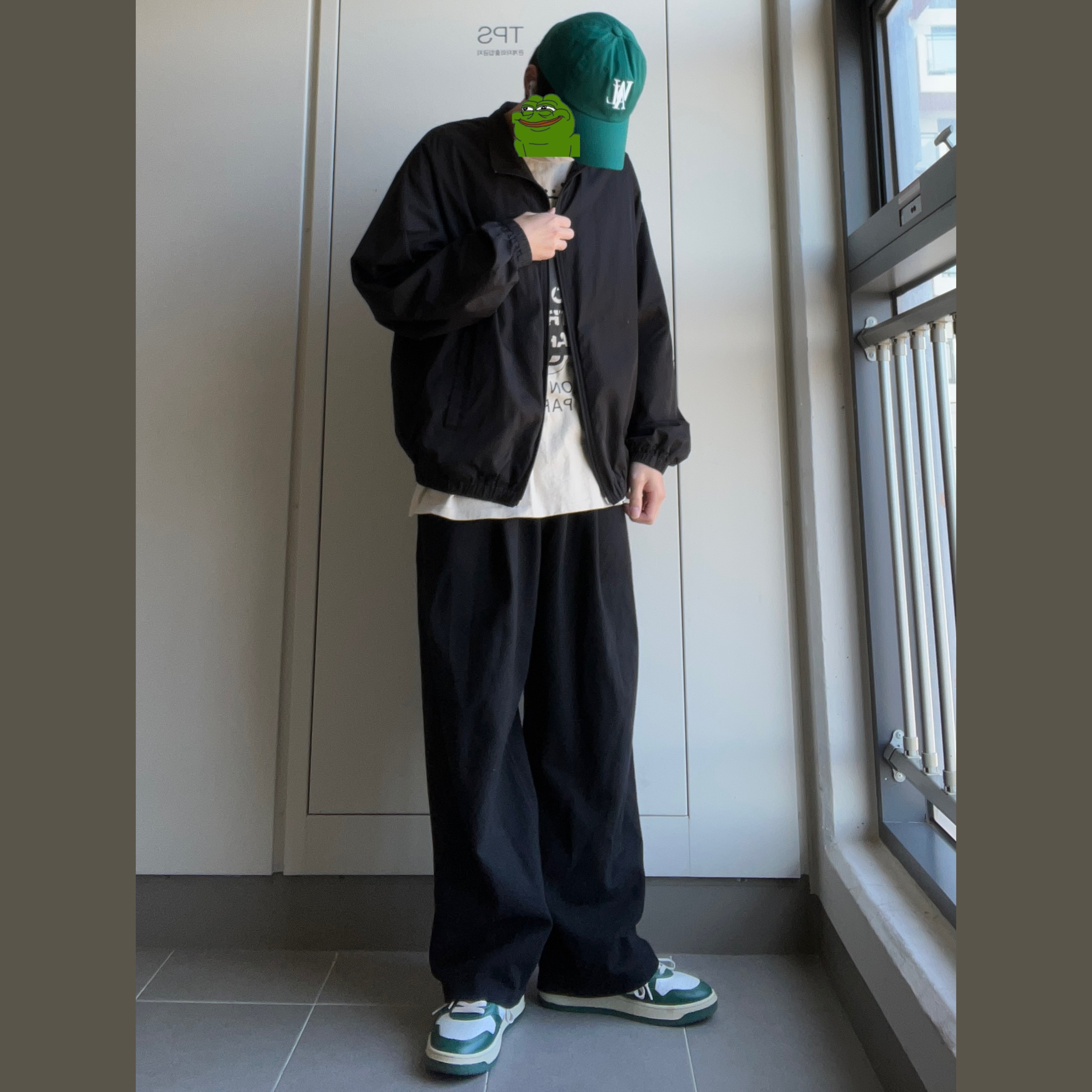 Autry Medalist Low Leather Sneakers White Mountain, Stussy DSM World Tour T-Shirt Smoke 2022 착용 스타일