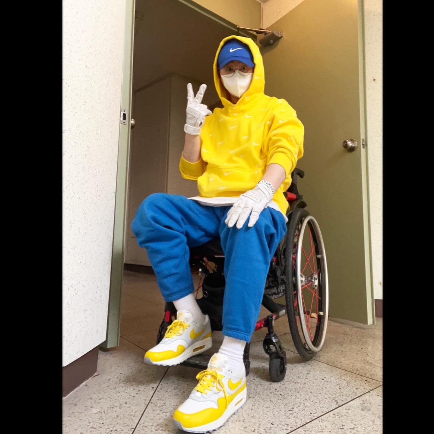 (W) Nike Air Max 1 Tour Yellow, Nike NRG Swoosh Logo Hoodie Chrome Yellow 착용 스타일 - 1