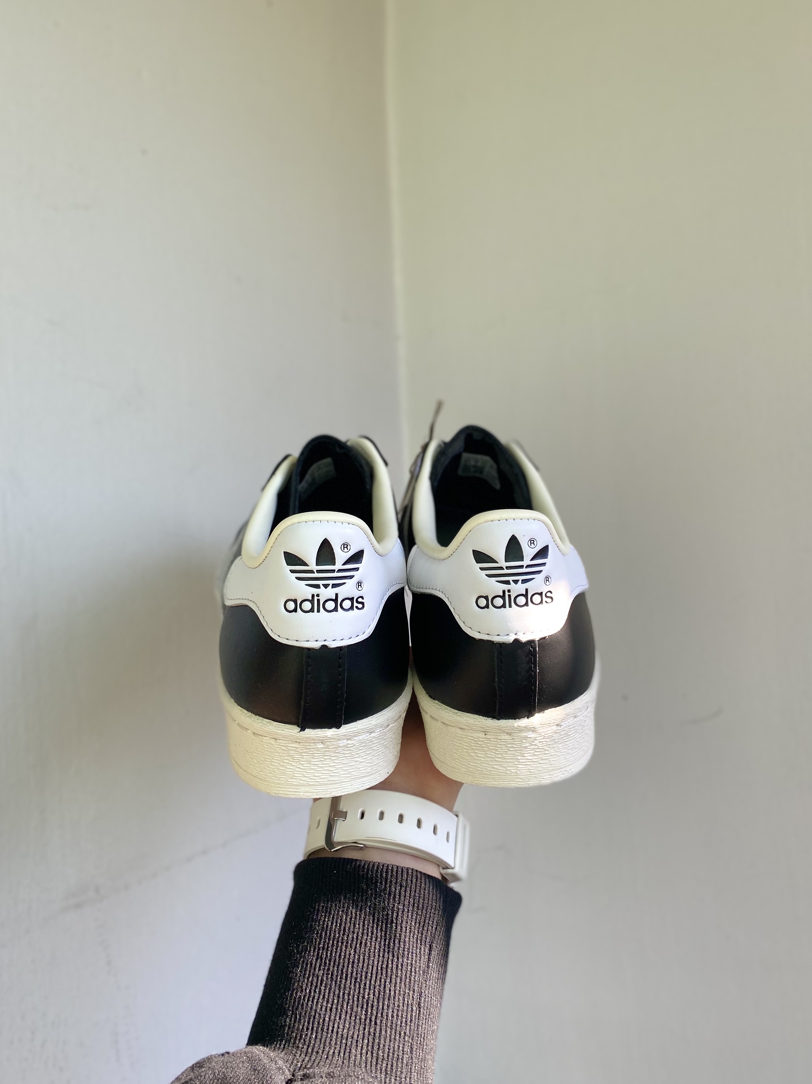 Adidas Superstar 82 FI Core Black 착용 스타일 - 2