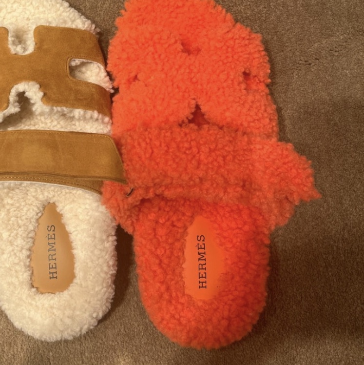 (W) Hermes Chypre Sandal Woolskin & Orange 착용 스타일 - 1