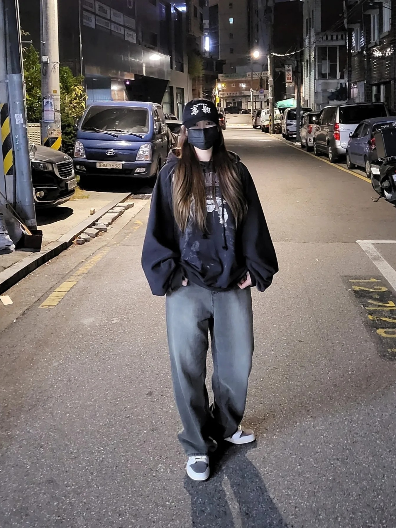 Darkr8m Studio Upside Down Silver Logo Cap, Jordan 1 x Travis Scott Retro Low OG SP Sail and Ridgerock 착용 스타일 - 1