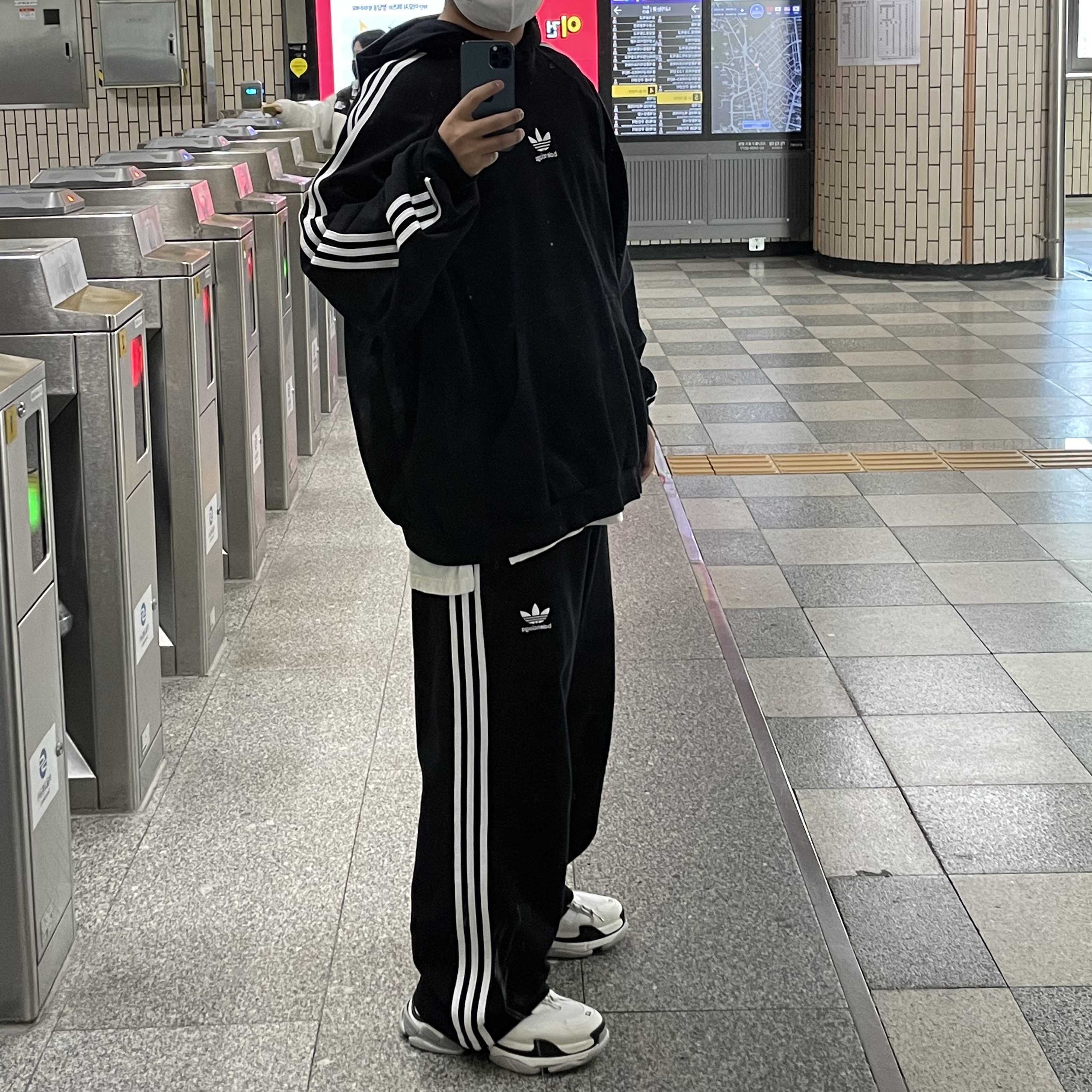 Balenciaga x Adidas Triple S Sneakers White Black 착용 스타일