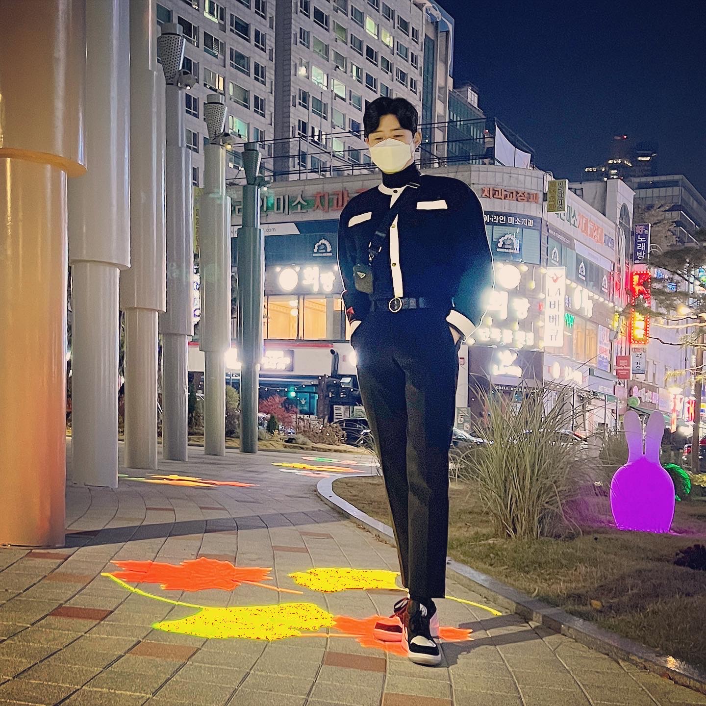 Jordan 1 Low SE Diamond, Prada Re-Nylon and Saffiano Leather Shoulder Bag Black 착용 스타일 - 5