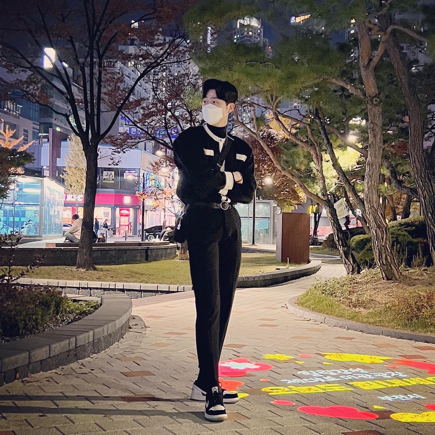 Jordan 1 Low SE Diamond, Prada Re-Nylon and Saffiano Leather Shoulder Bag Black 착용 스타일 - 1
