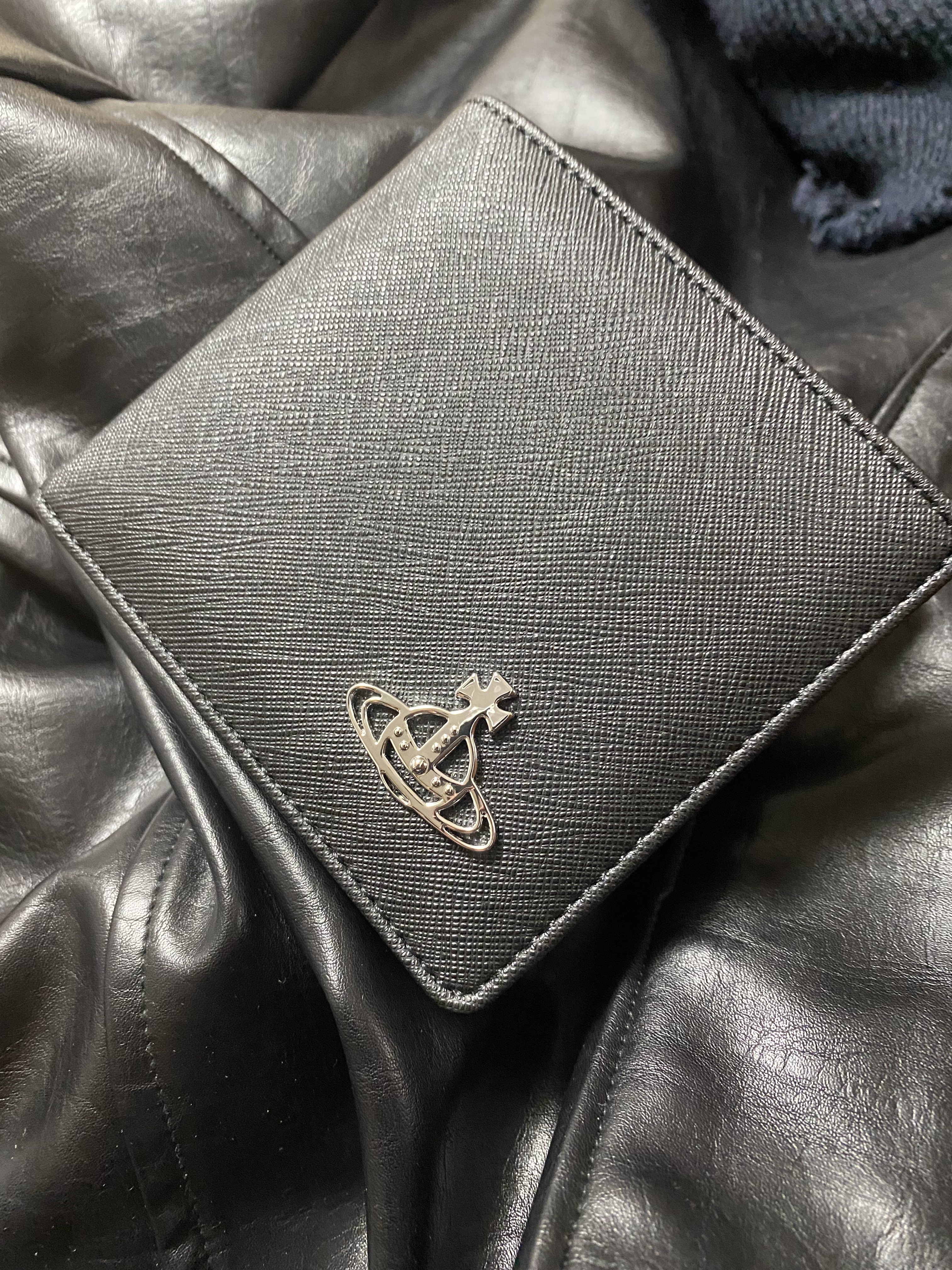 Vivienne Westwood Derby Bill Fold Wallet with Coin Pocket Black 착용 스타일
