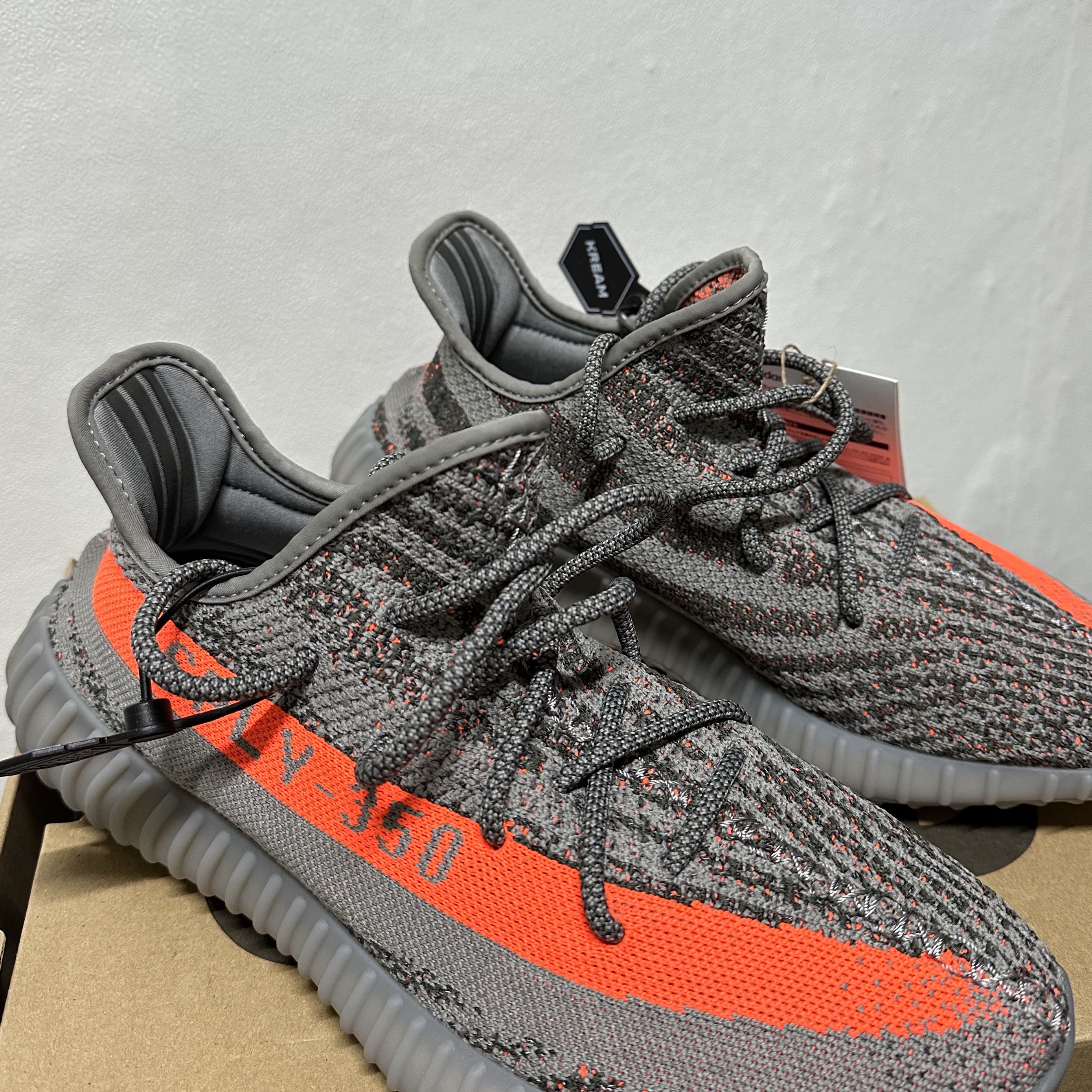 Adidas Yeezy Boost 350 V2 Beluga - Reflective 착용 스타일