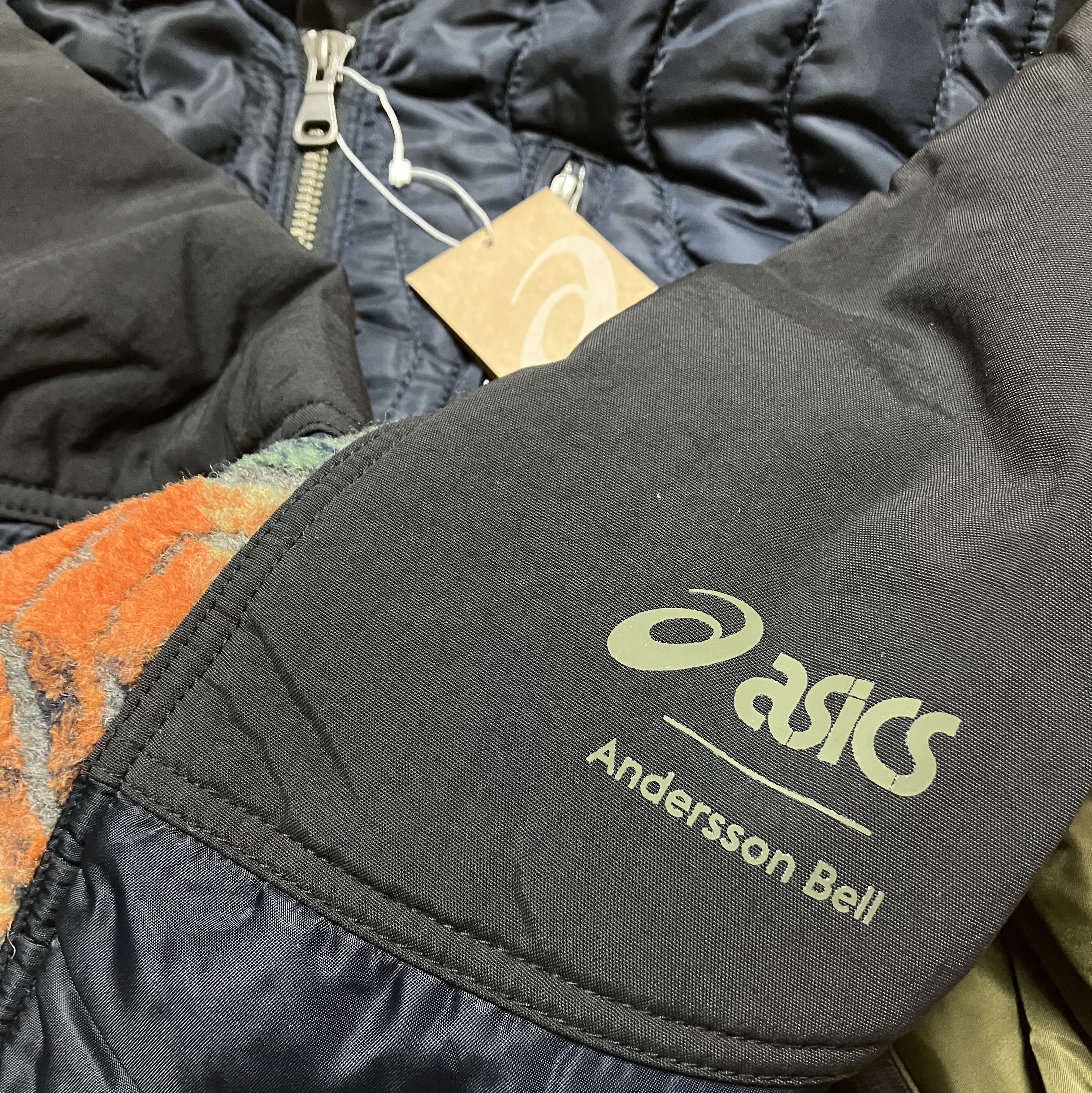 Andersson Bell x Asics Contrast Quilting Bomber Jacket Navy 착용 스타일
