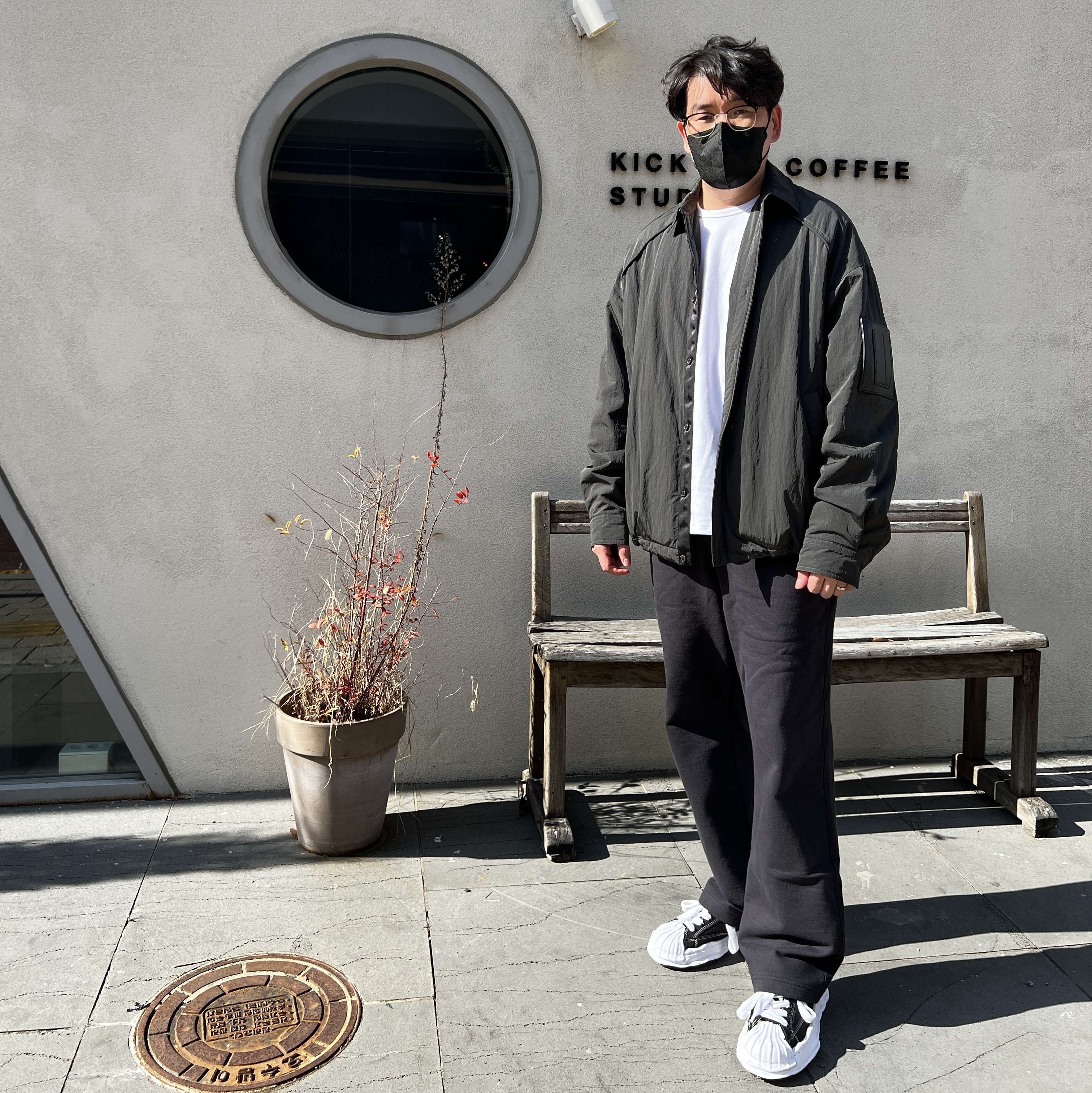 Maison Mihara Yasuhiro Blakey OG Sole Canvas Low-top Sneakers Black White 착용 스타일 - 1
