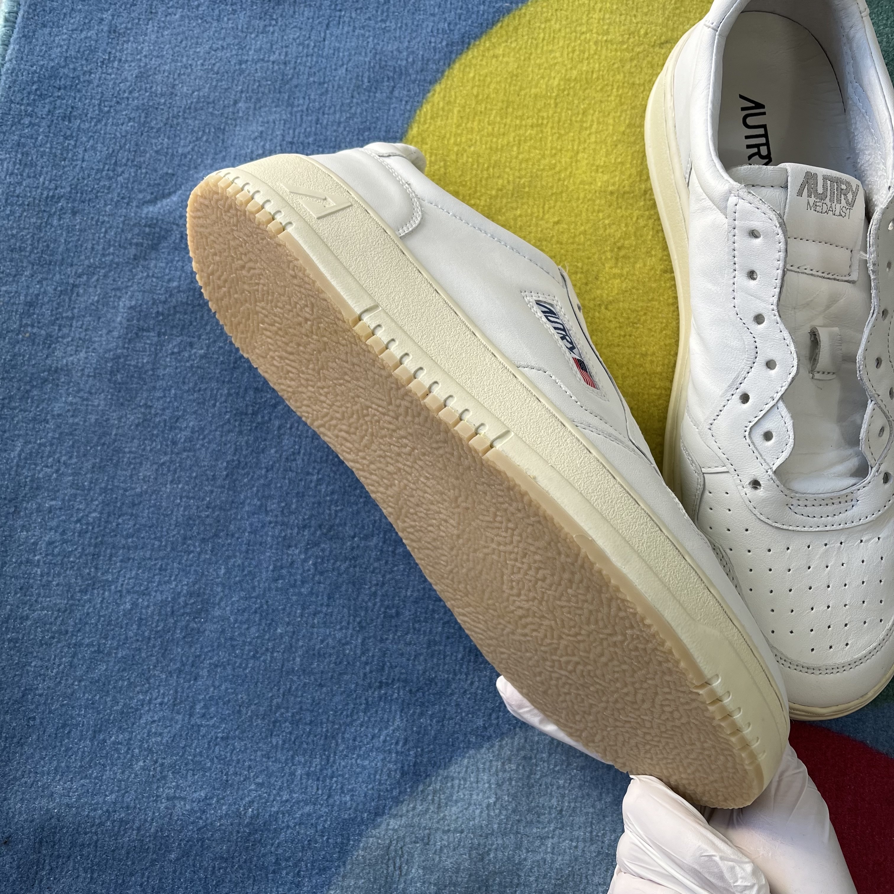 (W) Autry Medalist Low Leather Sneakers White 착용 스타일 - 4