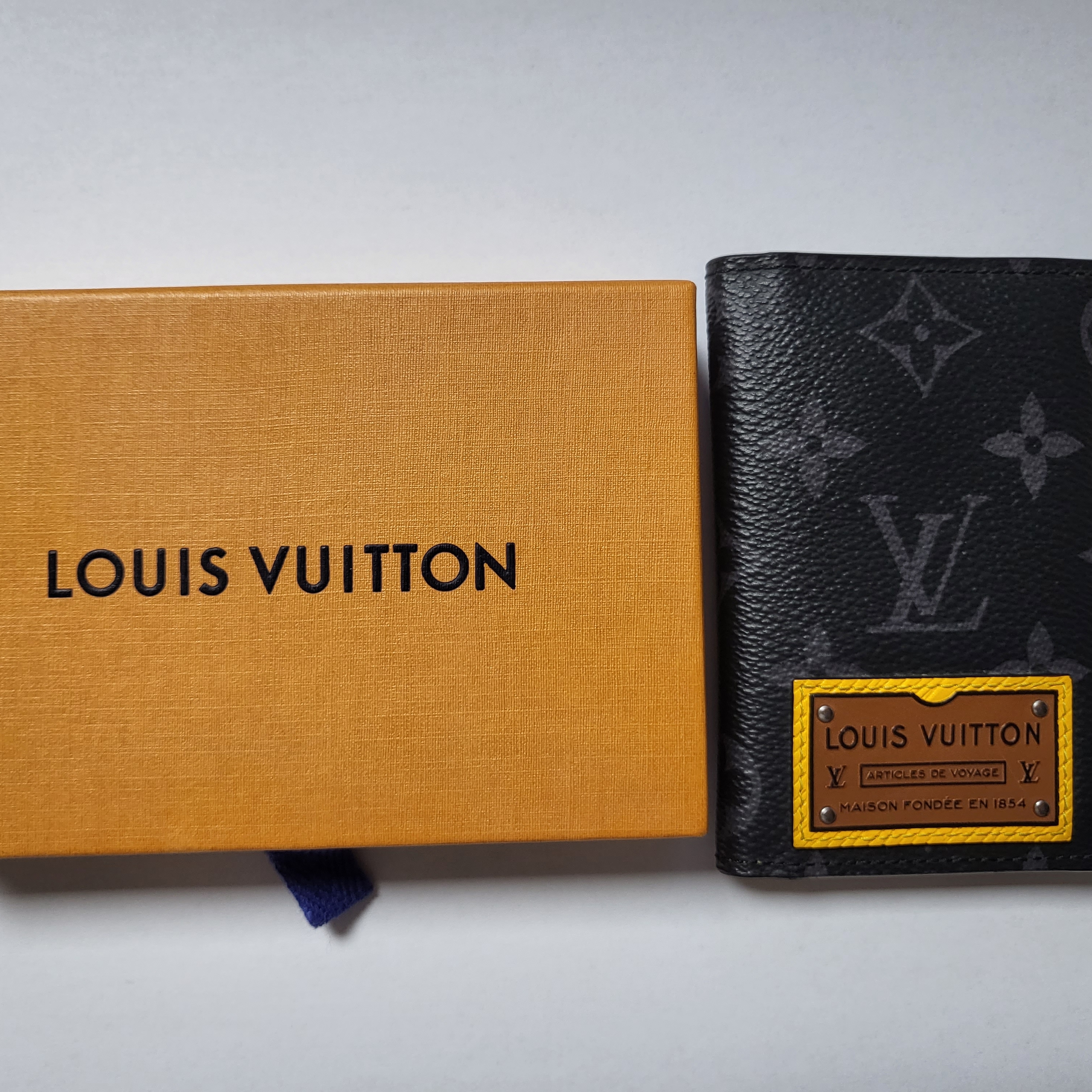 Louis Vuitton Pocket Organizer Monogram Eclipse Savane Yellow 착용 스타일