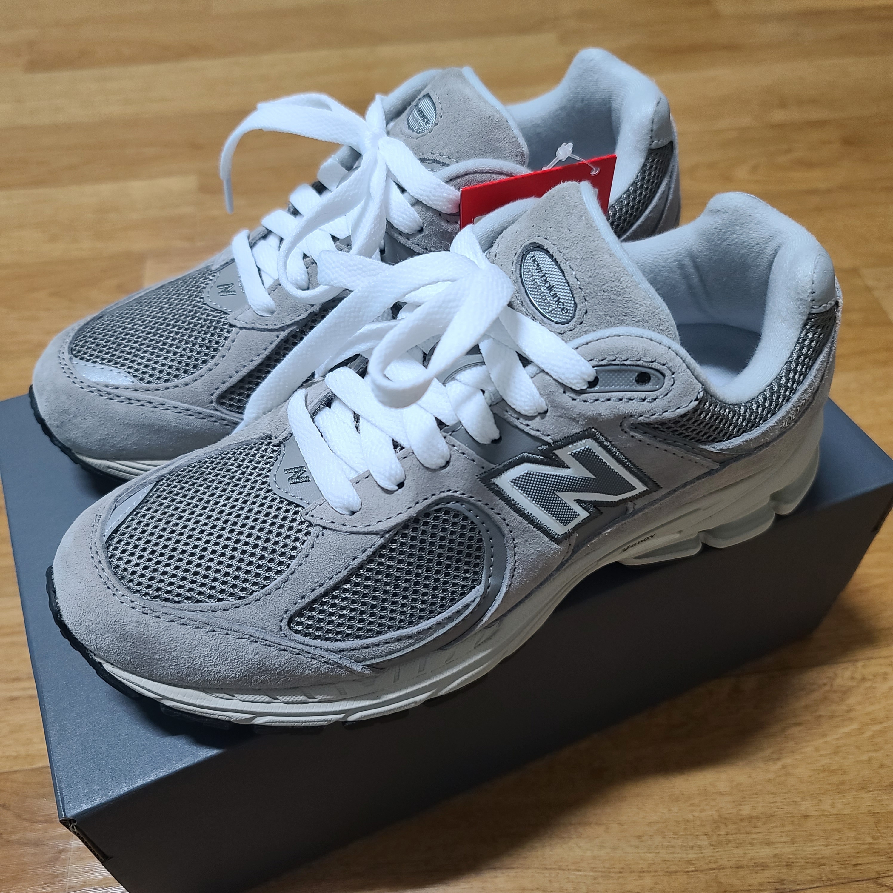 New Balance 2002R Grey 착용 스타일 - 1