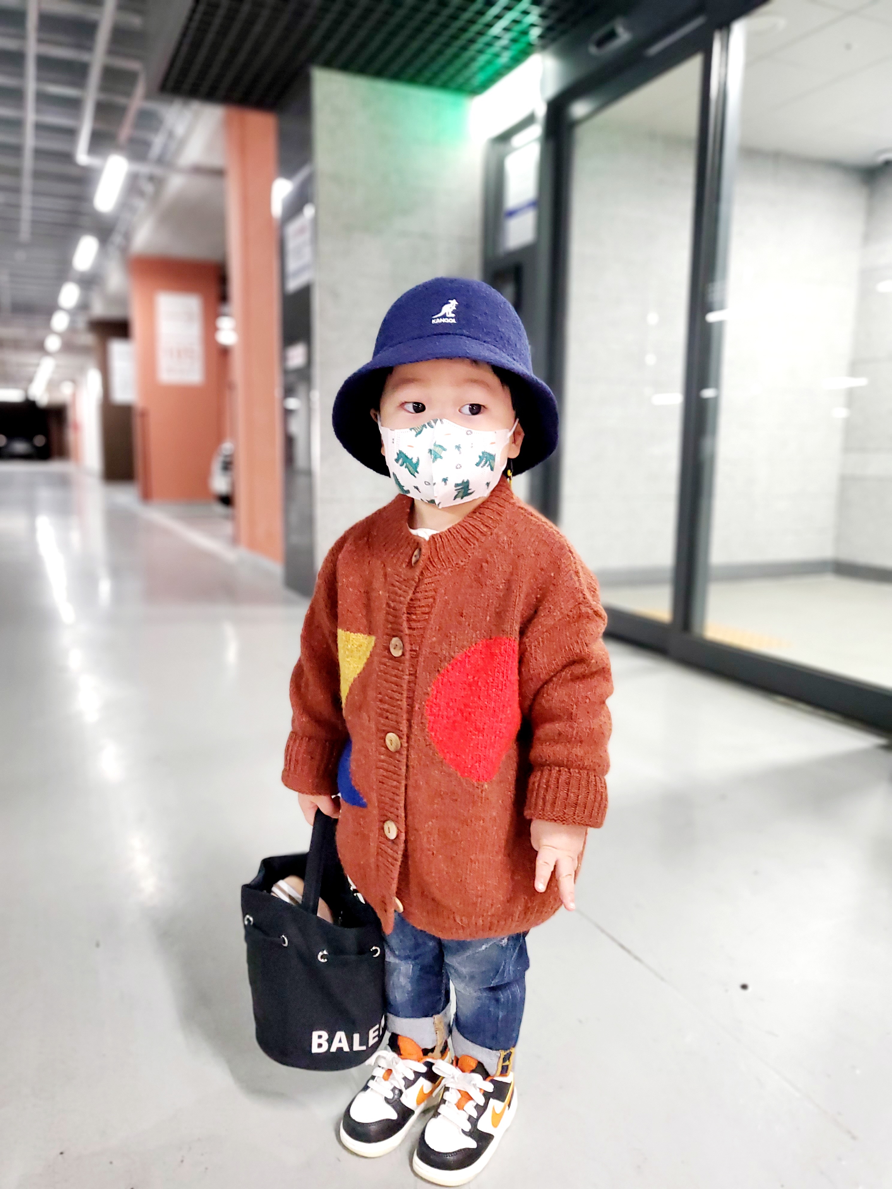 (TD) Nike Dunk Low PRM Halloween, Balenciaga Wheel XS Drawstring Bucket Bag Black White 착용 스타일 - 2