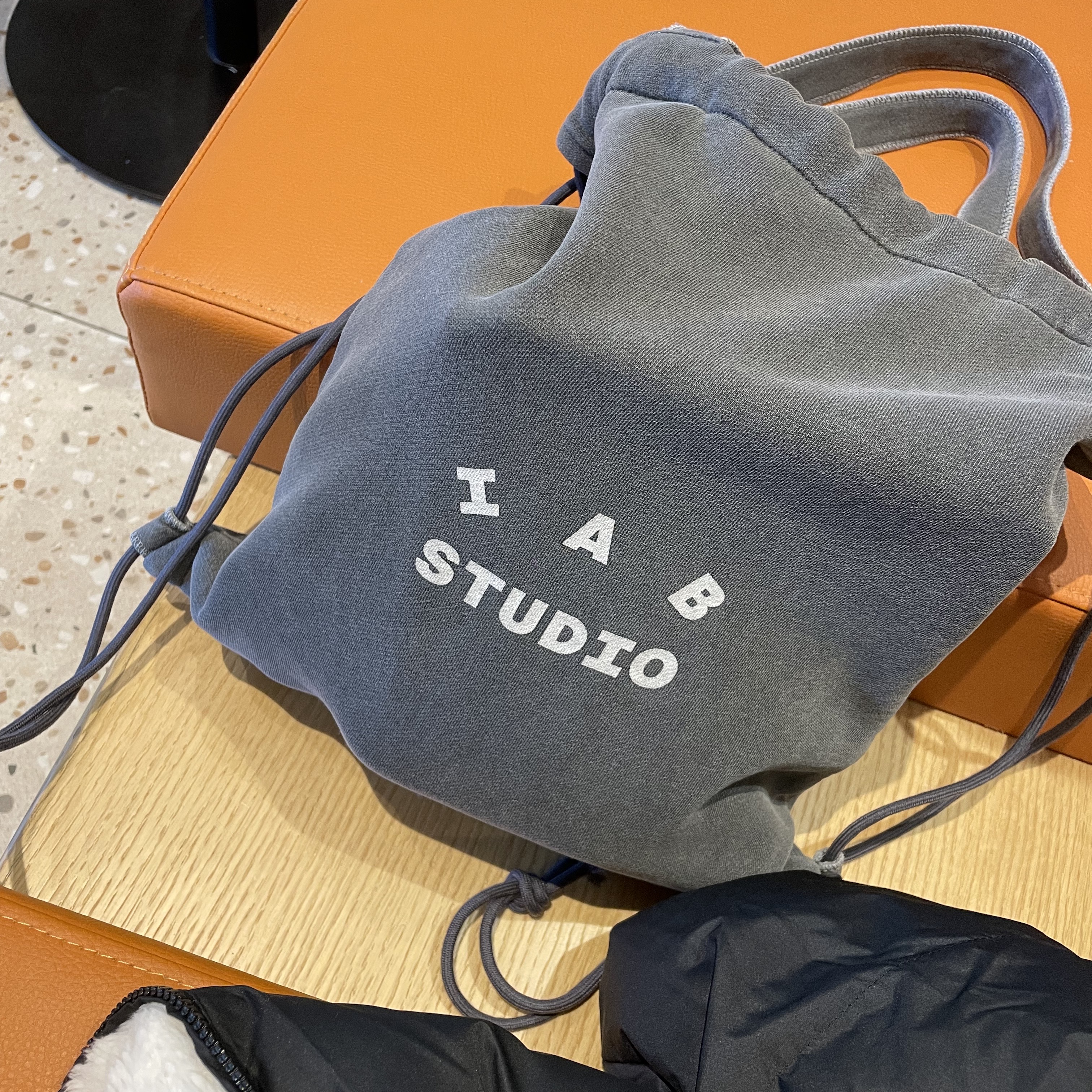 IAB Studio Pigment Sack Black 착용 스타일 - 1