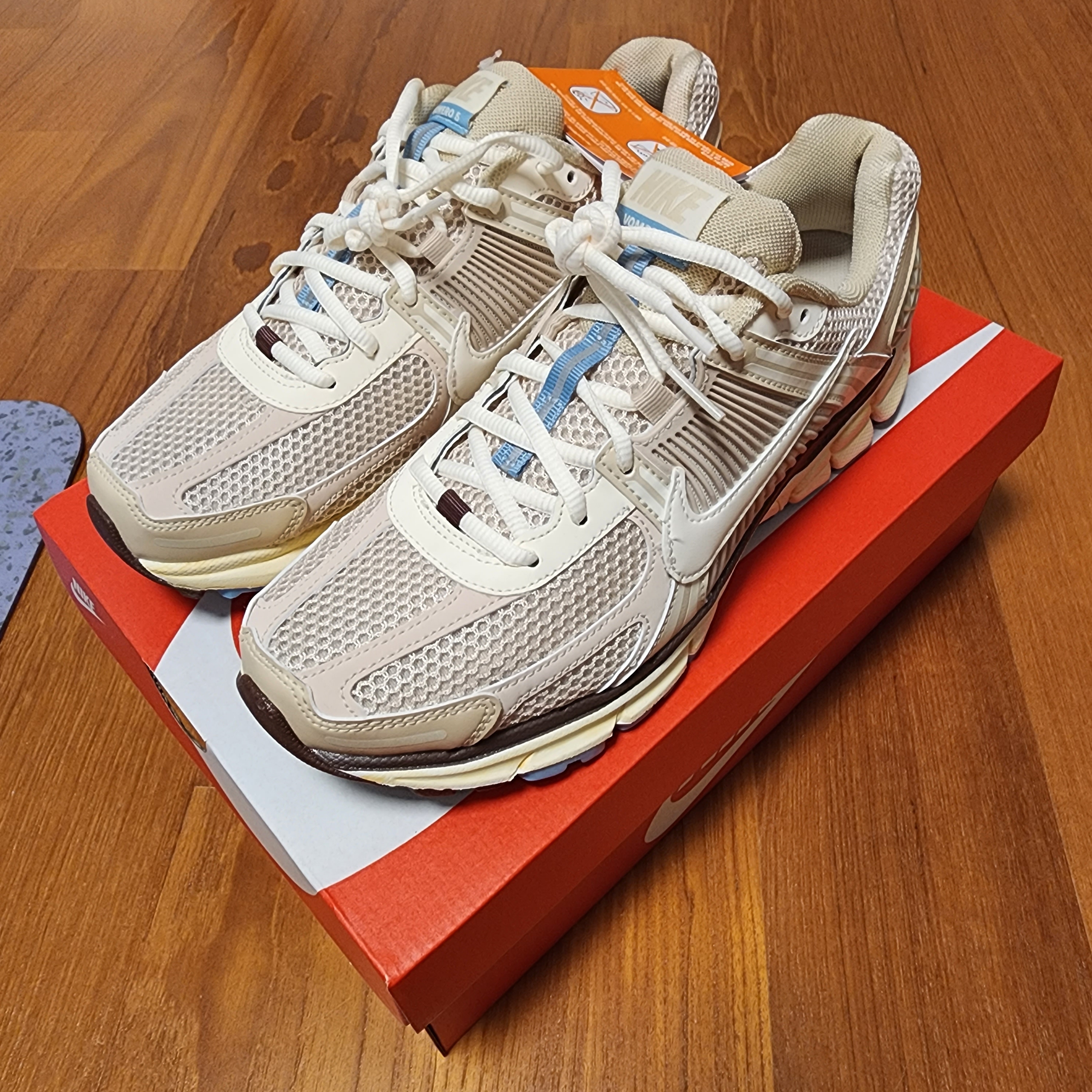 (W) Nike Zoom Vomero 5 Oatmeal 착용 스타일 - 3