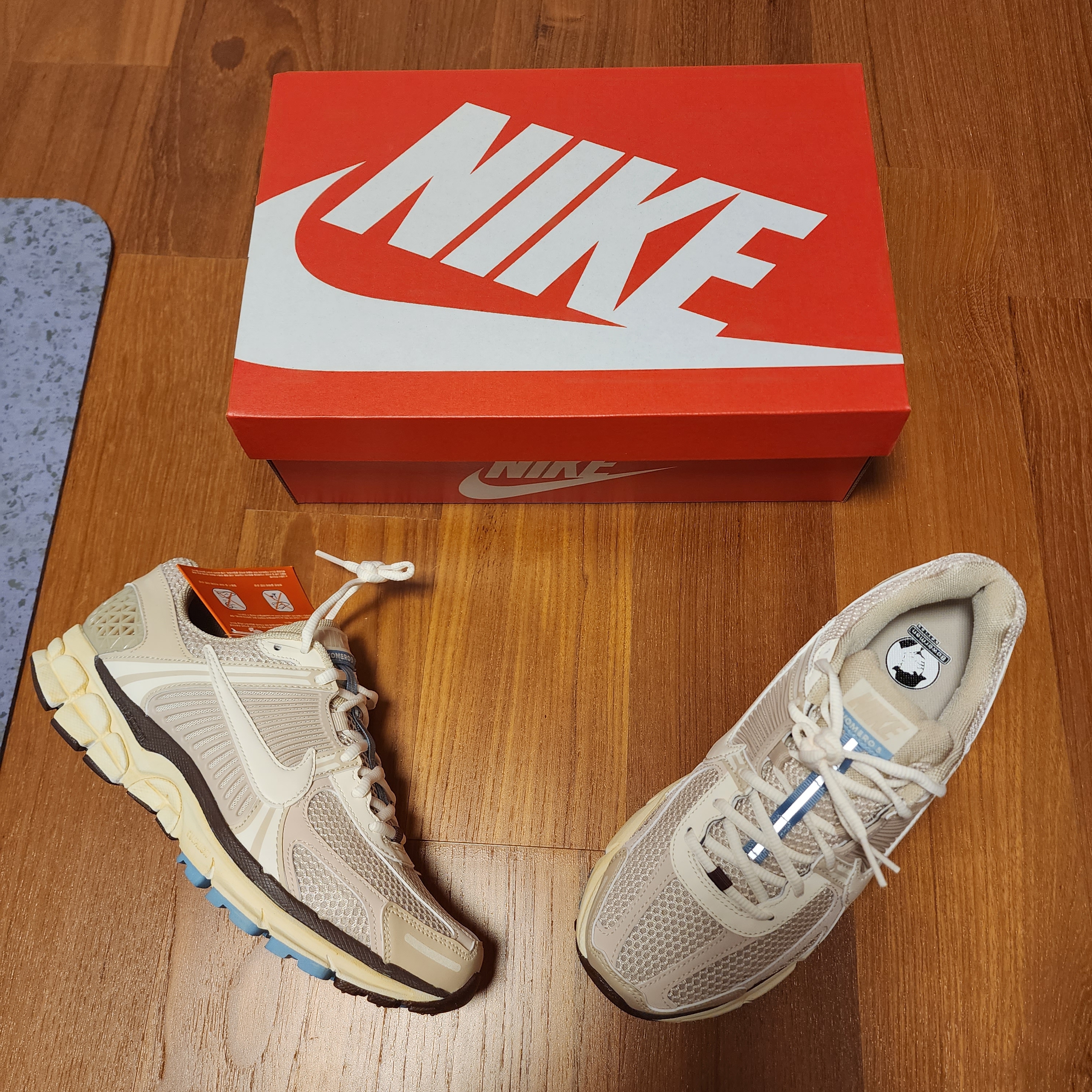 (W) Nike Zoom Vomero 5 Oatmeal 착용 스타일 - 2