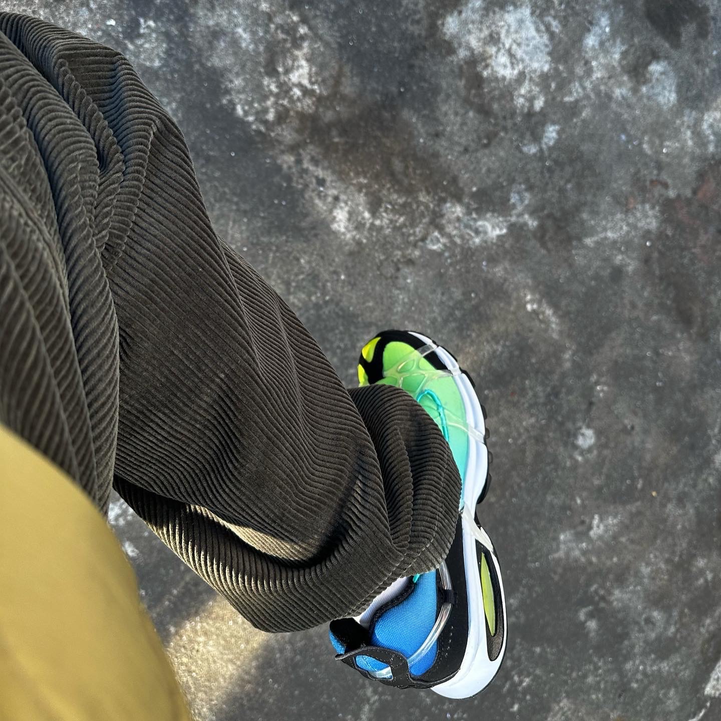 Nike Air Kukini SE Lemon Venom and Aurora 착용 스타일 - 1