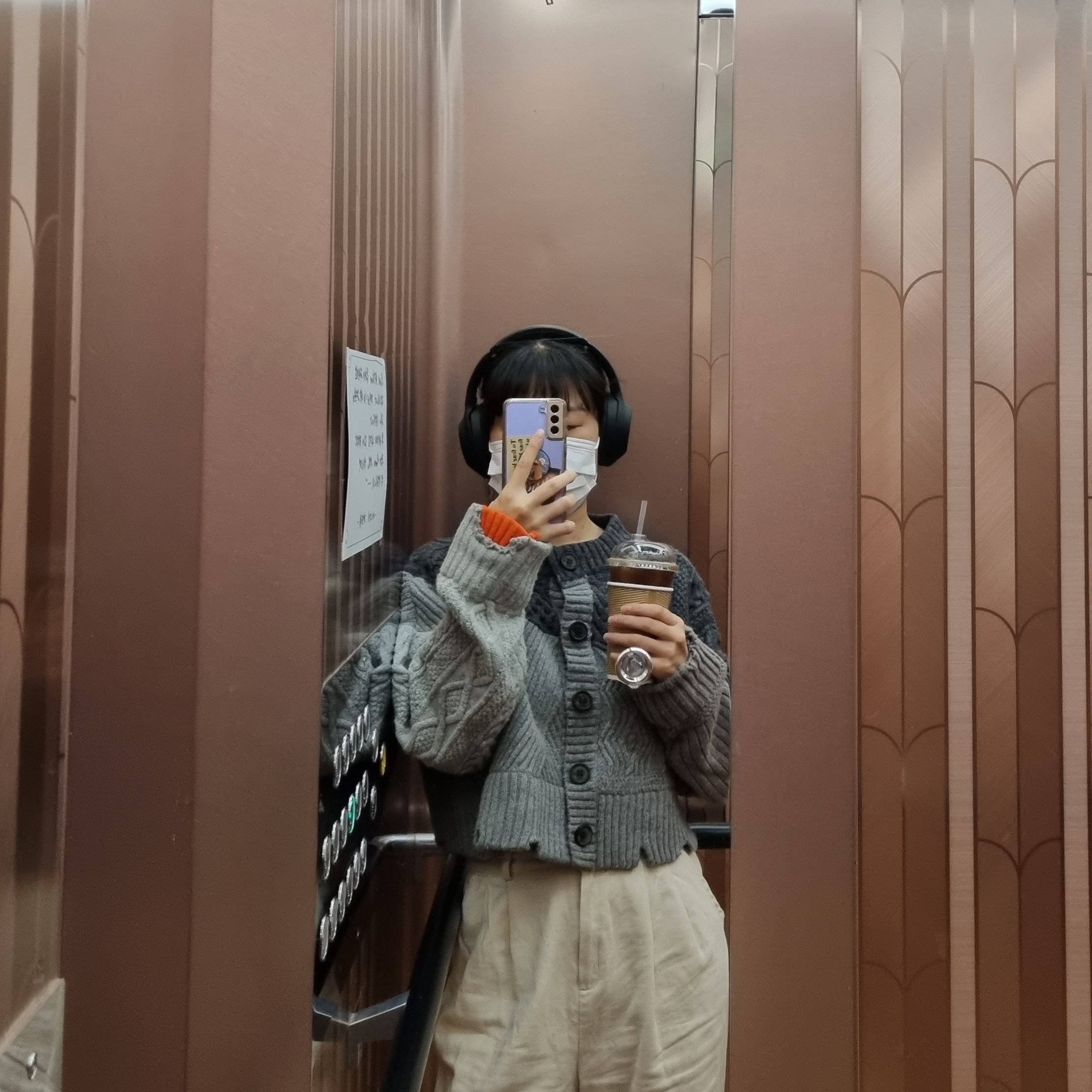 Zara x Ader Error Destroyed Crop Cardigan Blue, Sony WH-1000XM4 Black (Korean Ver.) 착용 스타일 - 1