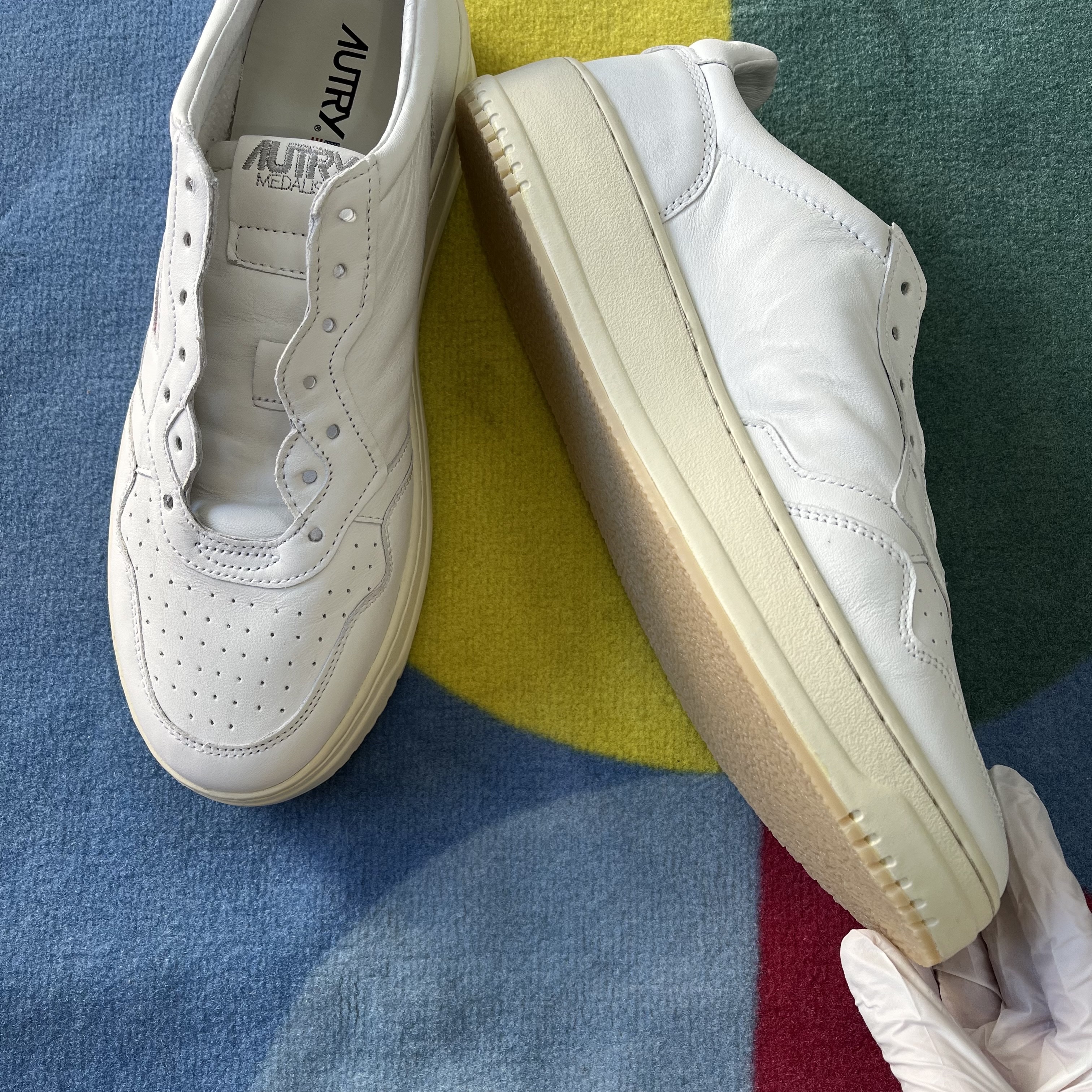 (W) Autry Medalist Low Leather Sneakers White 착용 스타일 - 3