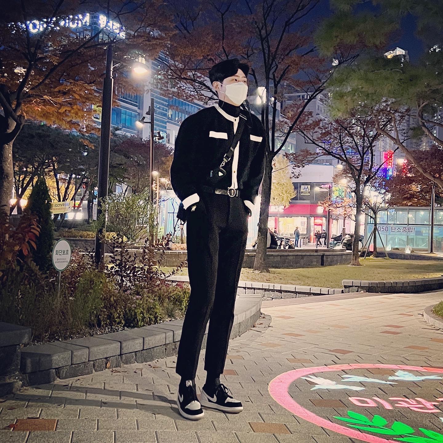 Jordan 1 Low SE Diamond, Prada Re-Nylon and Saffiano Leather Shoulder Bag Black 착용 스타일 - 2