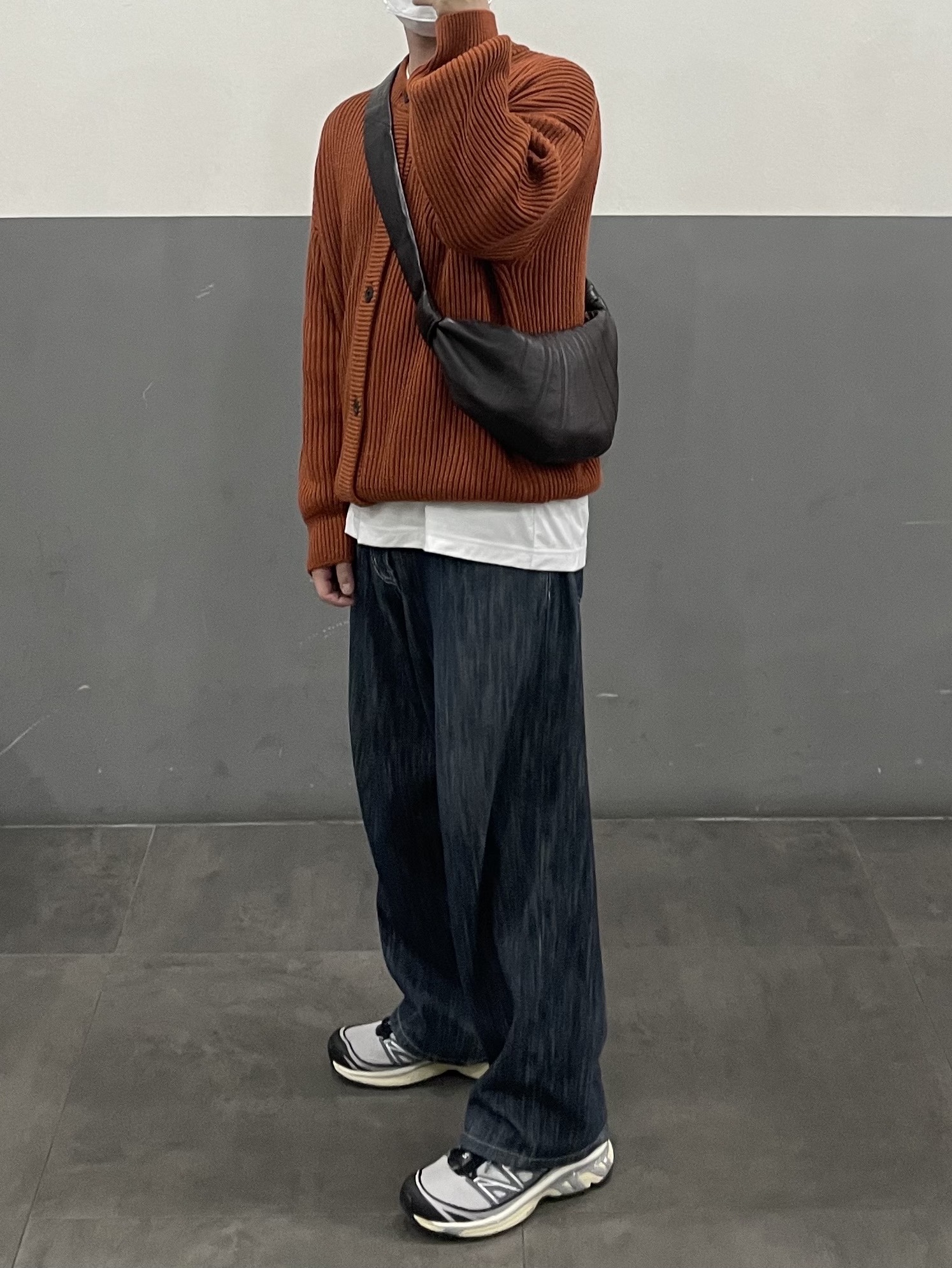 Lemaire Small Croissant Bag Soft Nappa Leather Dark Chocolate, Salomon XT-6 Expanse Alloy Quiet Shade 착용 스타일