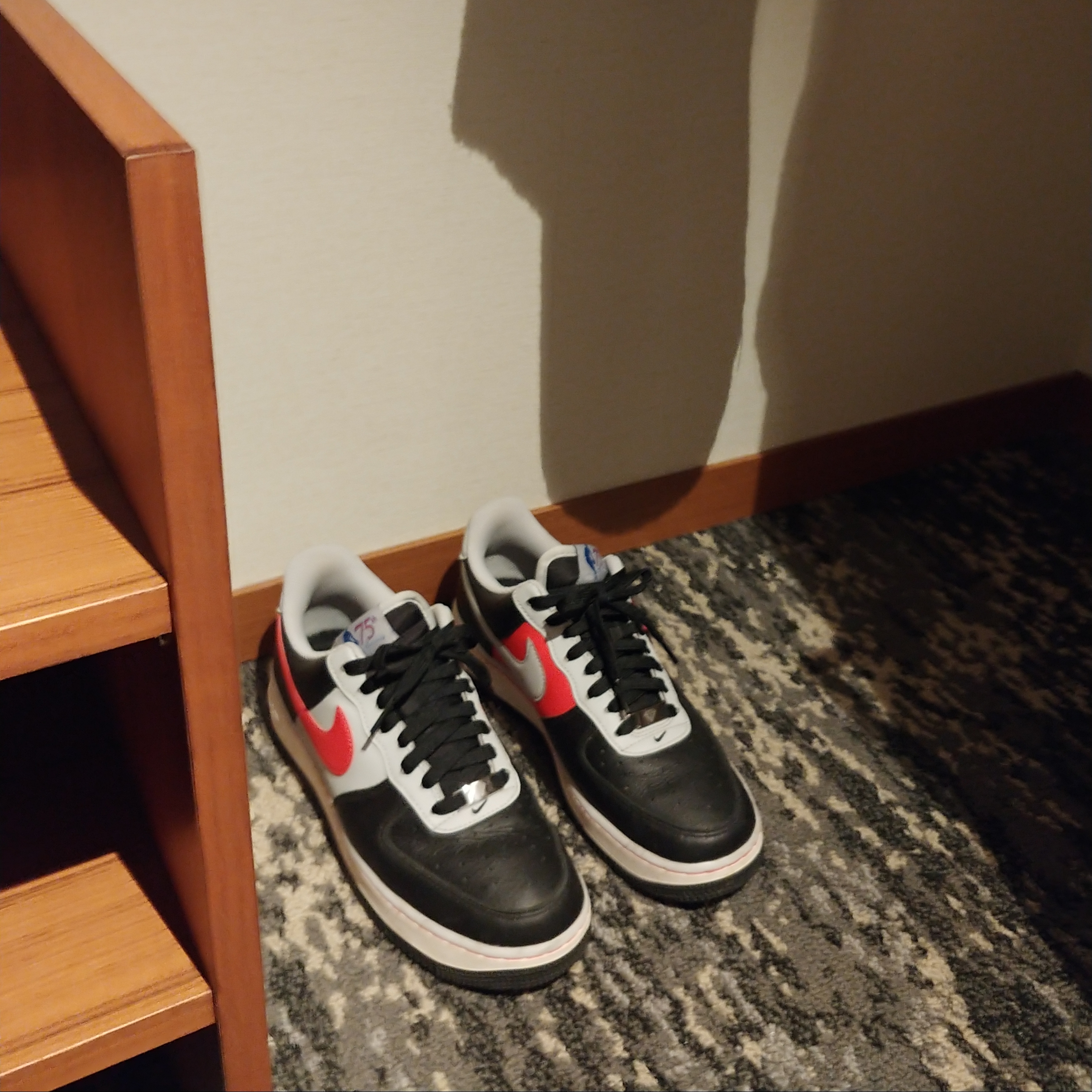 Nike x NBA Air Force 1 '07 LV8 EMB Black and Chile Red 착용 스타일