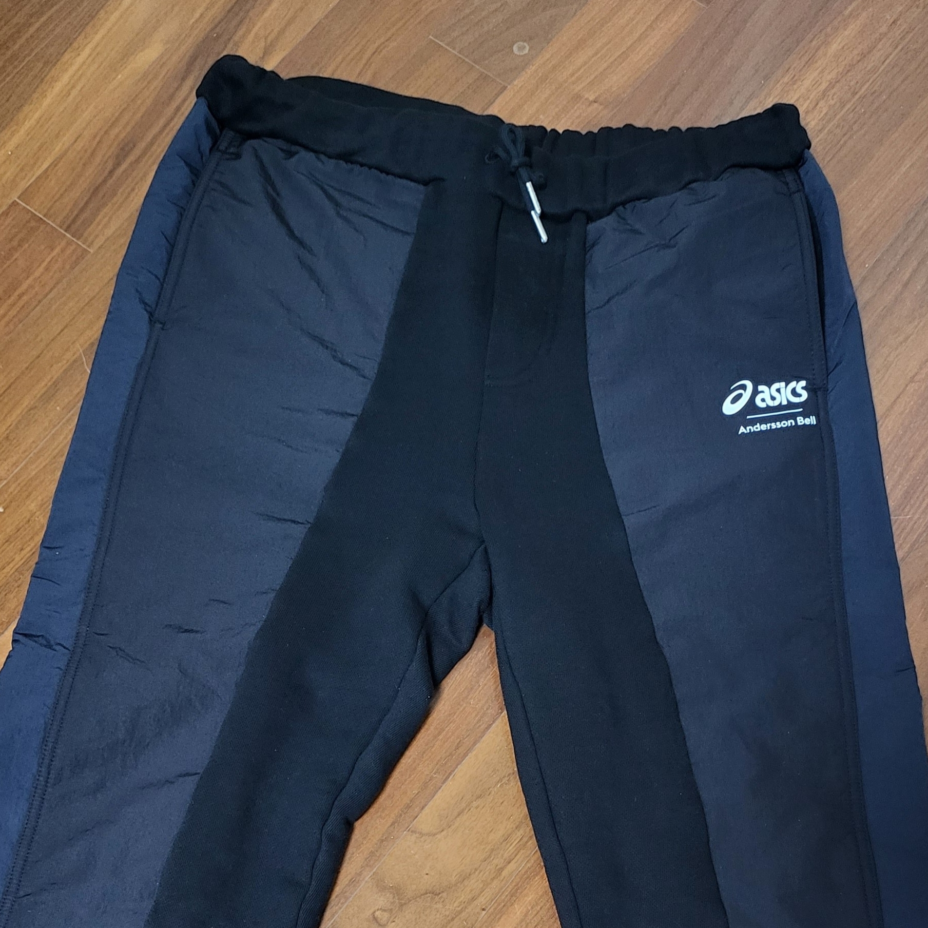 Andersson Bell x Asics Track Pants Black 착용 스타일