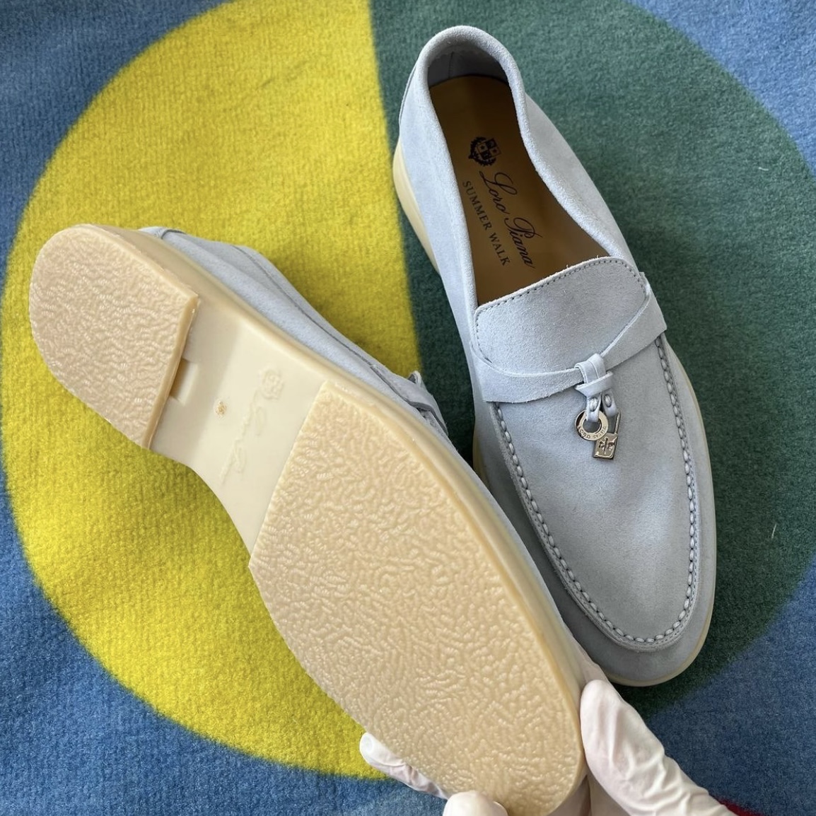 (W) Loro Piana Summer Charms Walk Suede Calfskin Pearl Powder 착용 스타일 - 3