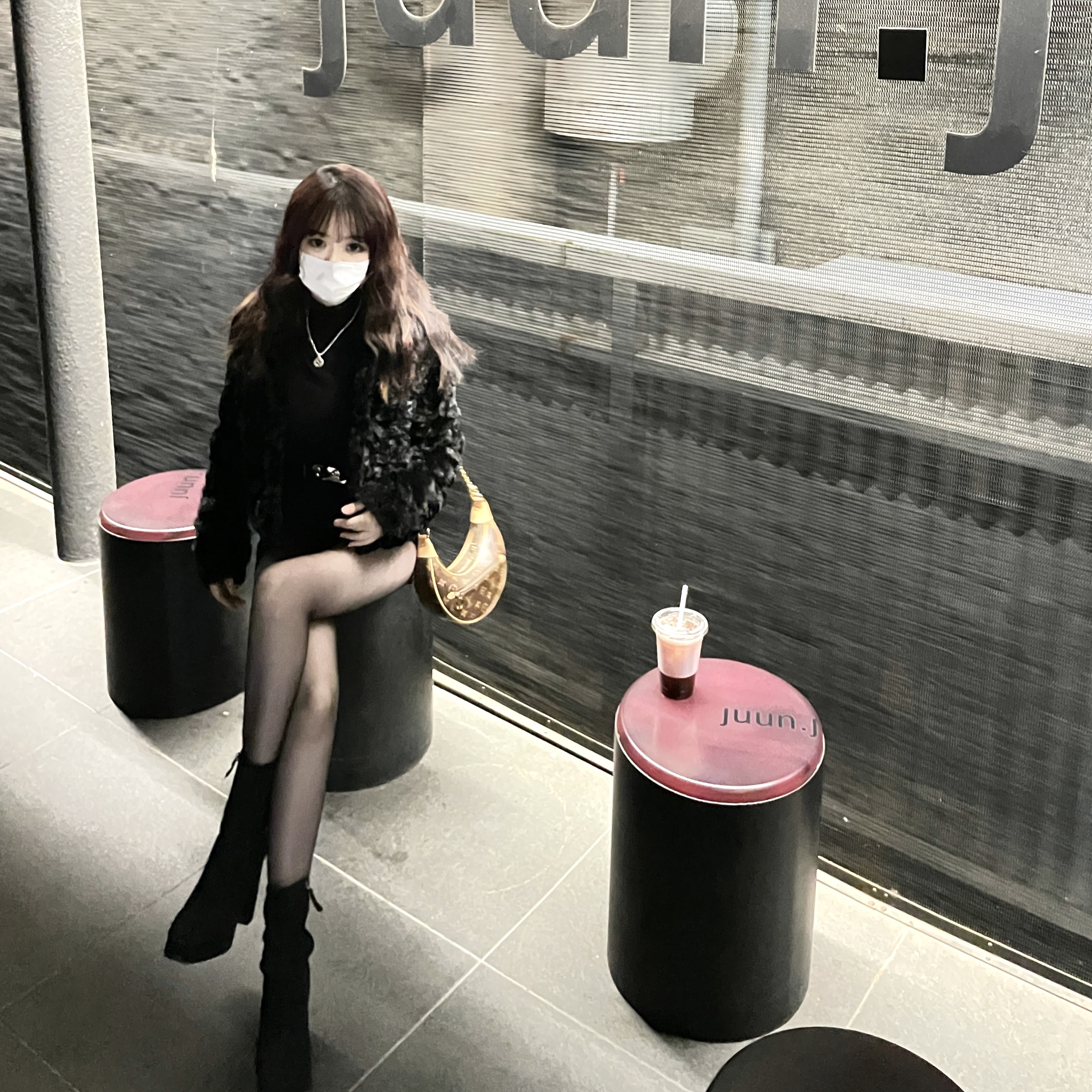 Louis Vuitton Loop Monogram 착용 스타일 - 3