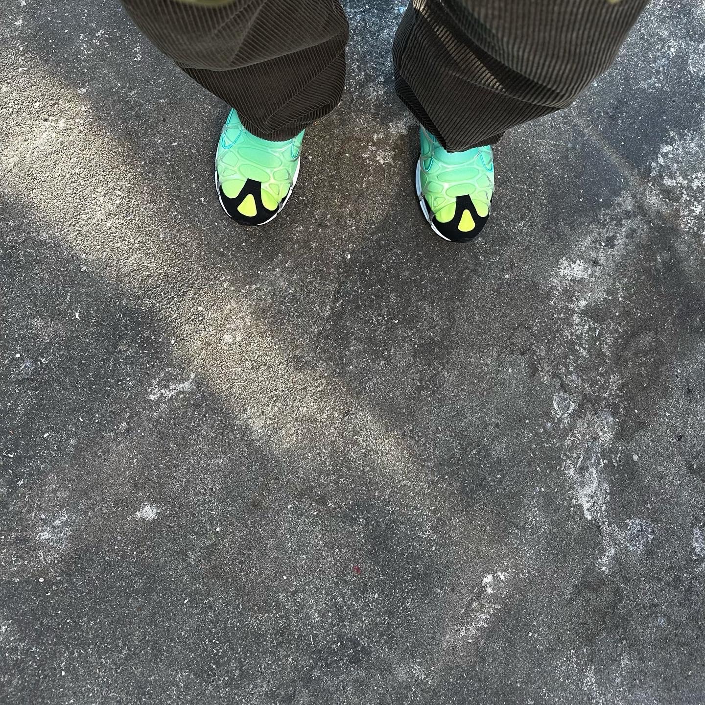 Nike Air Kukini SE Lemon Venom and Aurora 착용 스타일 - 2