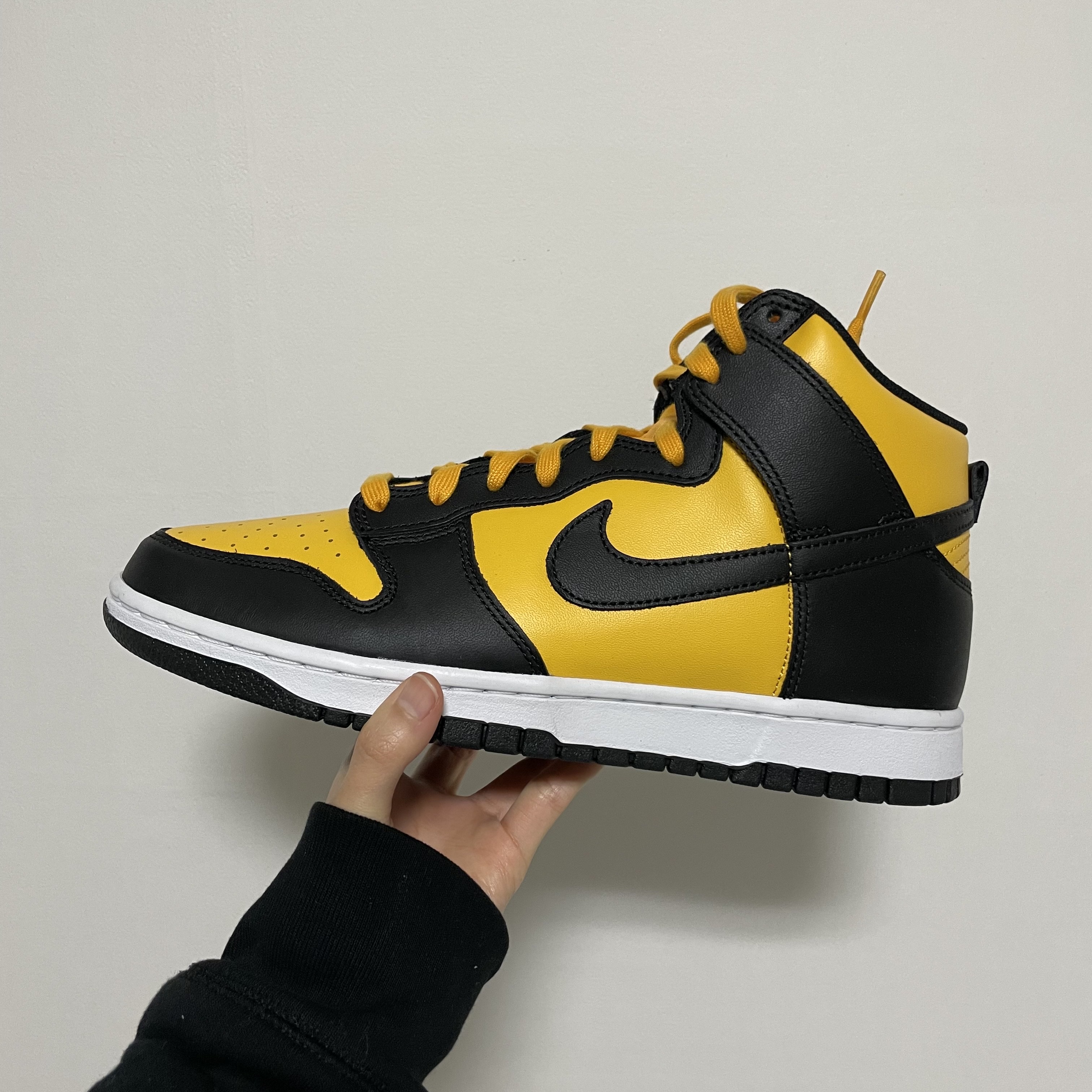 Nike Dunk High Retro University Gold and Black 착용 스타일
