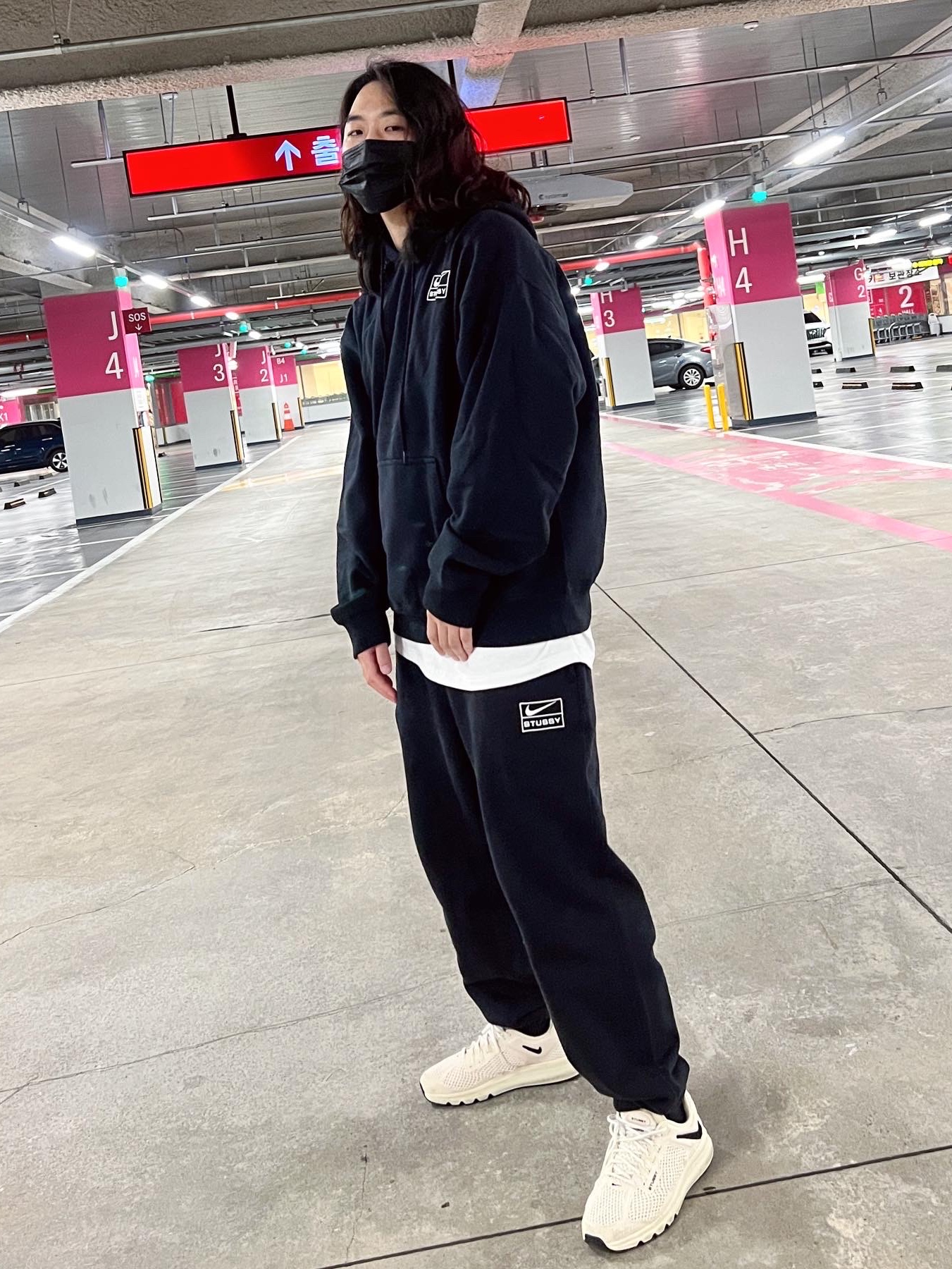 Nike x Stussy NRG RA Washed Pullover Hoodie Black (DN4028-010), Nike x Stussy Air Max 2013 Fossil 착용 스타일 - 2