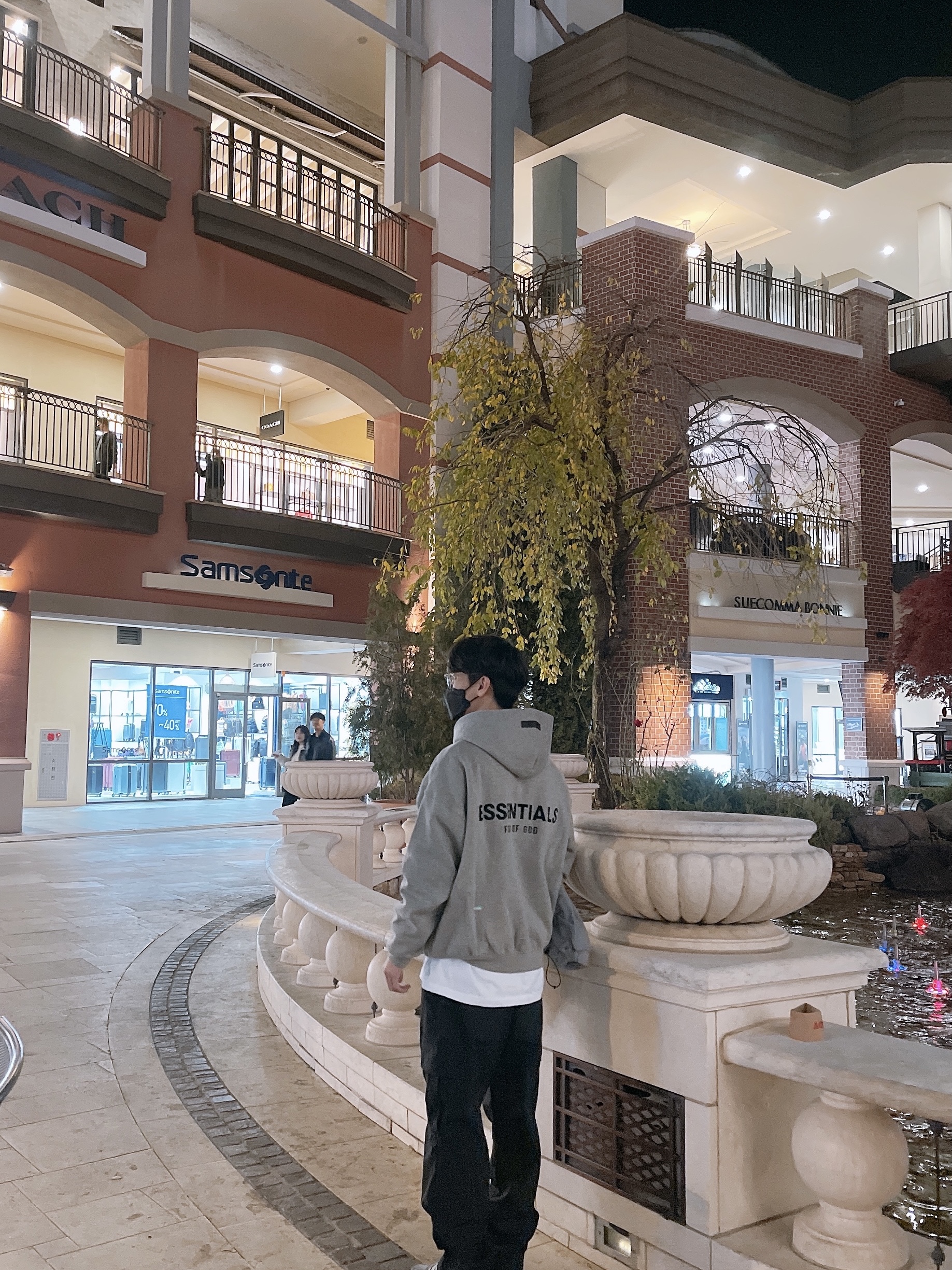 Essentials The Core Collection Hoodie Dark Oatmeal, (W) Nike Zoom Vomero 5 Cobblestone and Flat Pewter 착용 스타일 - 3