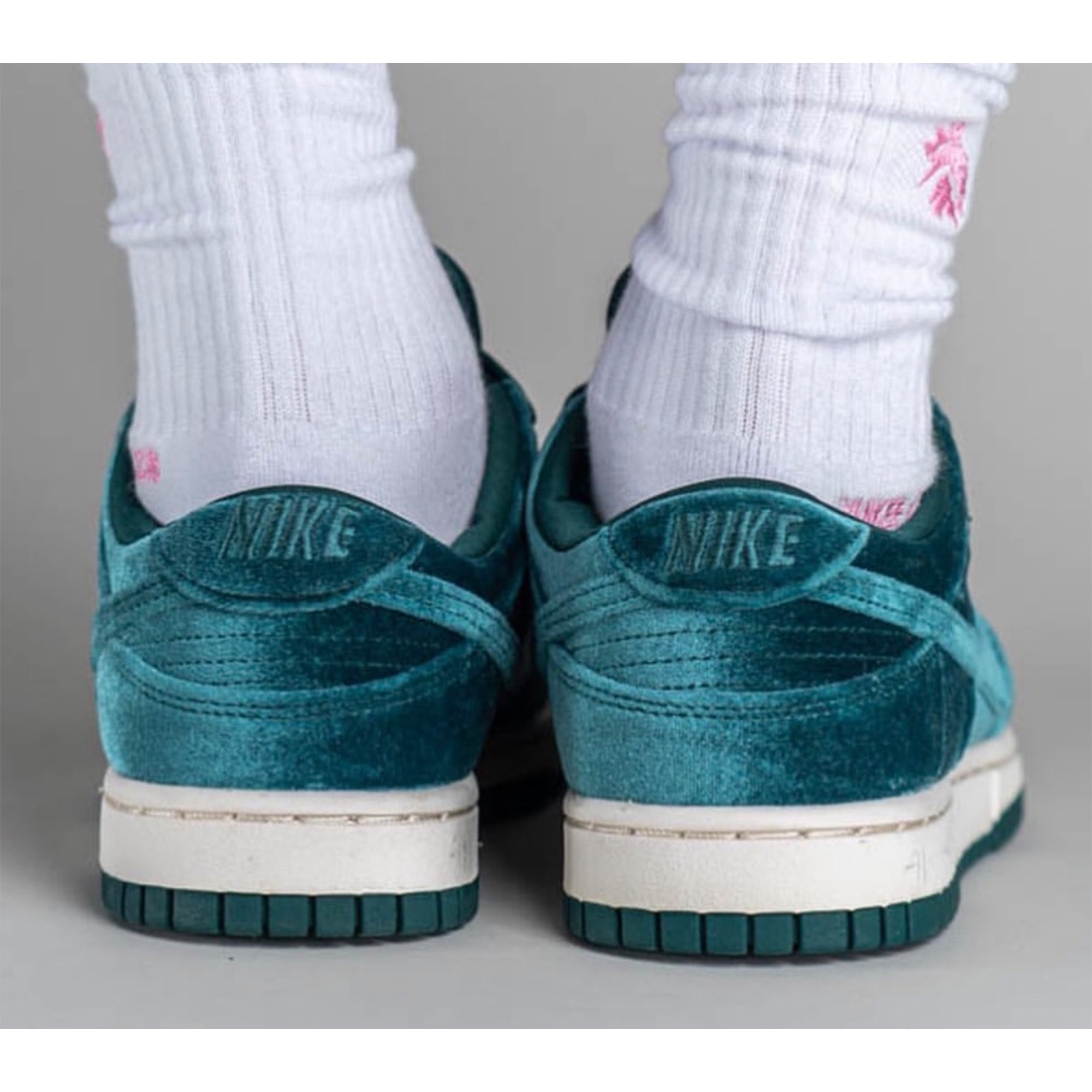(W) Nike Dunk Low Atomic Teal 착용 스타일 - 5