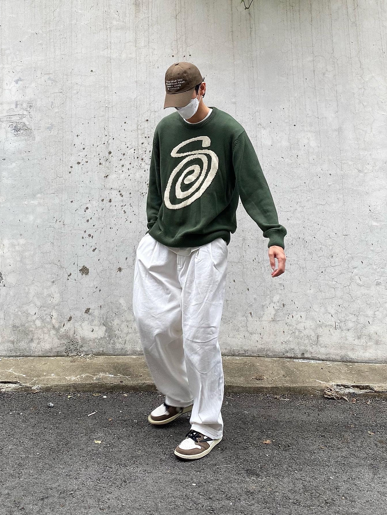 Stussy Curly S Sweater Green, Jordan 1 x Travis Scott Retro High OG SP Mocha 착용 스타일 - 1