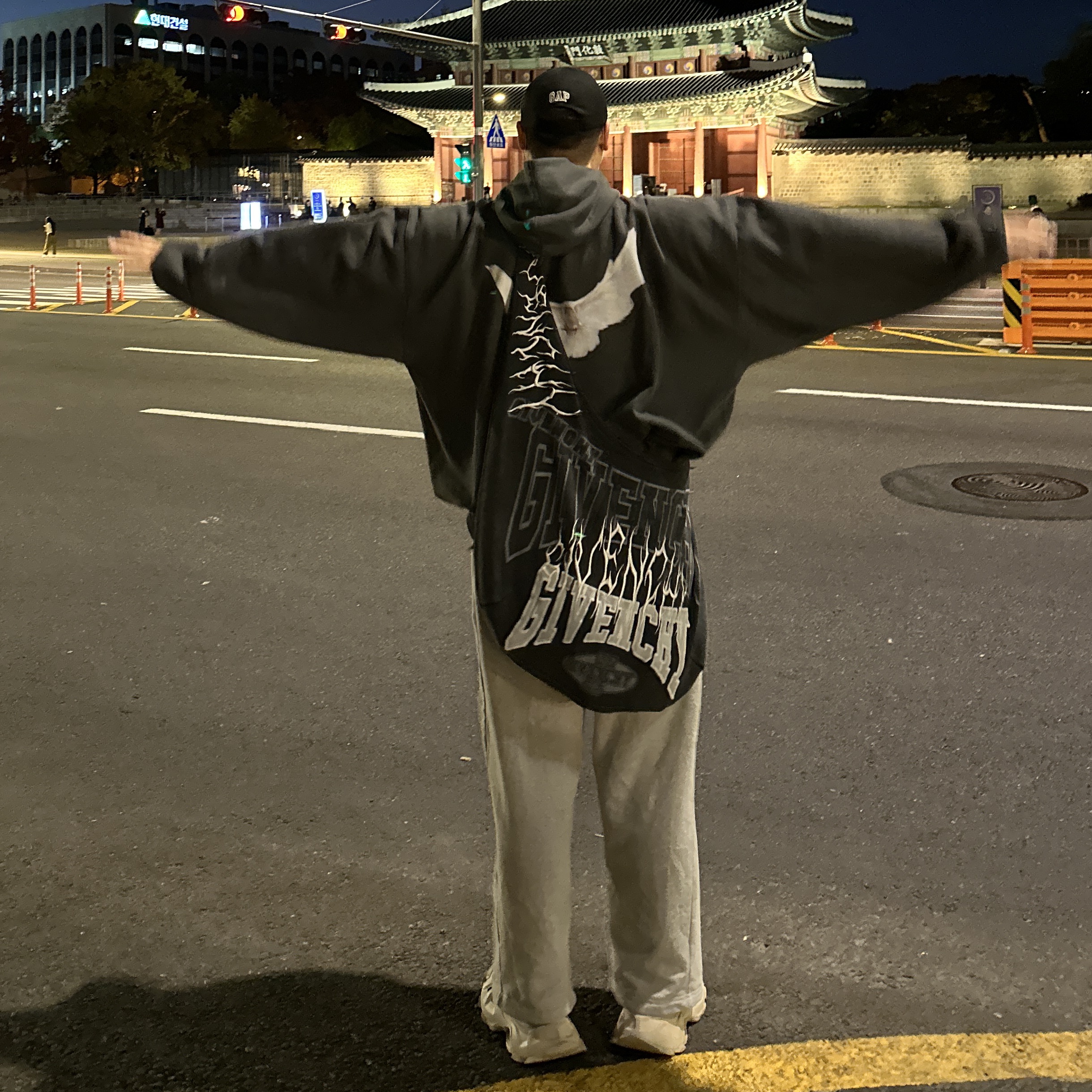 Yeezy Gap Engineered By Balenciaga Dove Hoodie Black, Yeezy Gap Engineered By Balenciaga Flame Cap Black 착용 스타일 - 3