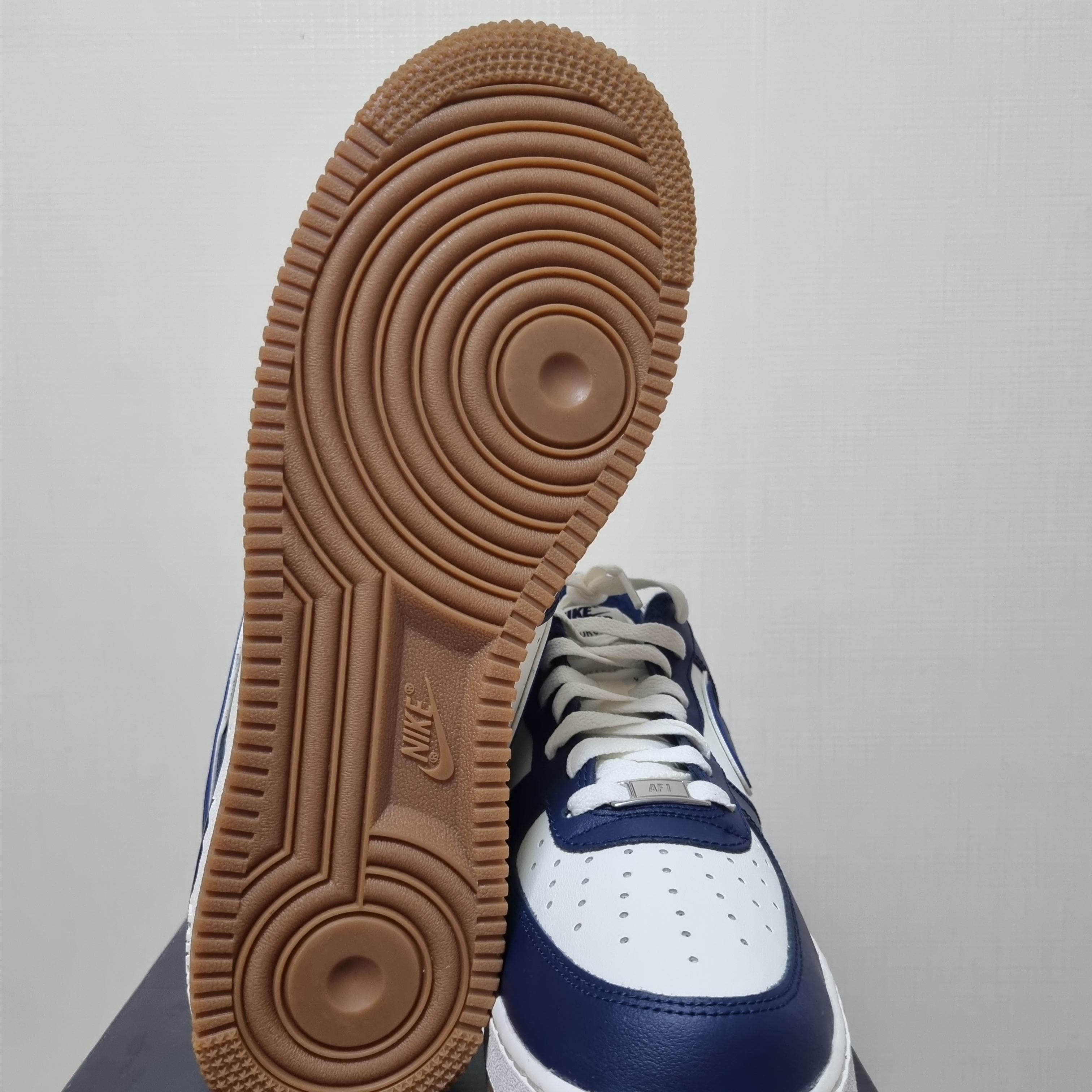 Nike Air Force 1 '07 LV8 Midnight Navy 착용 스타일 - 3