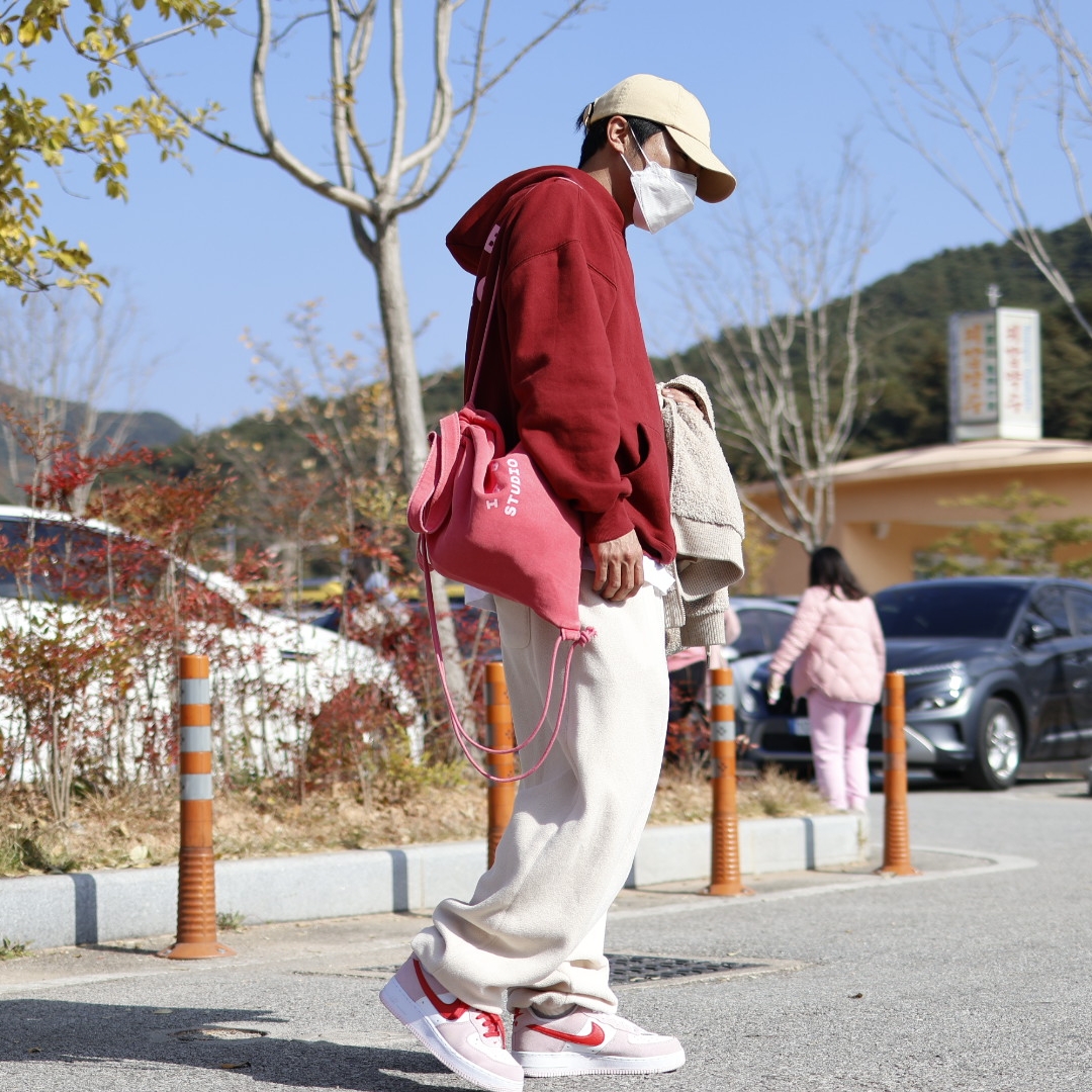 IAB Studio Pigment Hoodie & Sack Coral, IAB Studio Hoodie Raspberry 착용 스타일