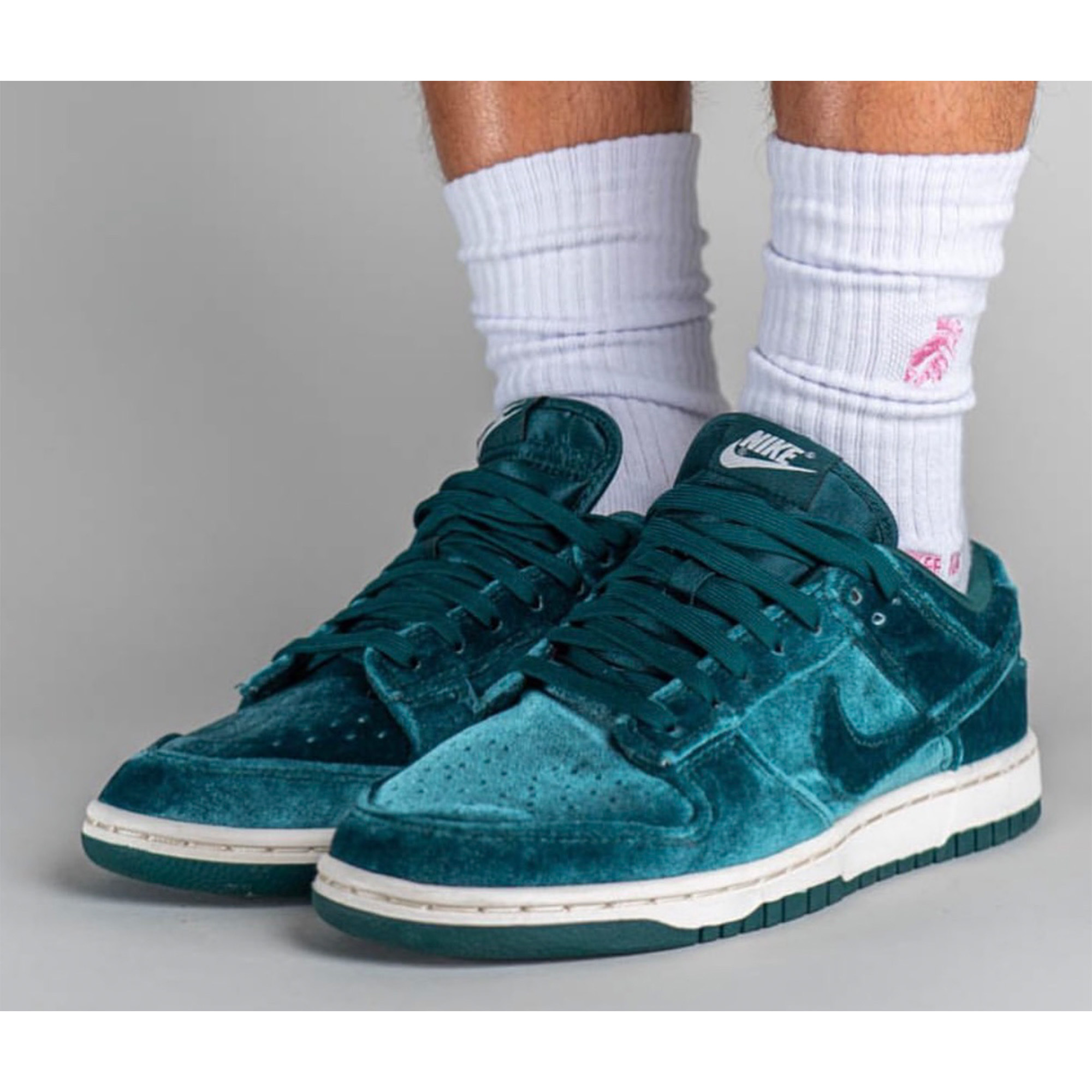 (W) Nike Dunk Low Atomic Teal 착용 스타일 - 2
