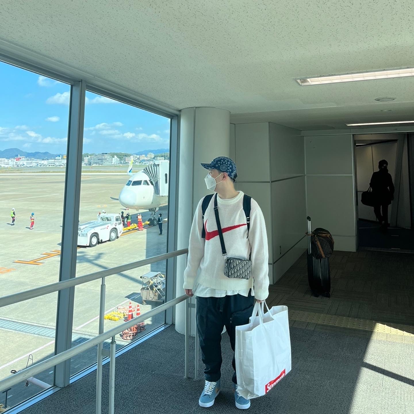 Dior Shoulder Strap Pouch Beige & Black Dior Oblique Jacquard, Supreme x Nike Swoosh Sweater White - 19SS 착용 스타일 - 1