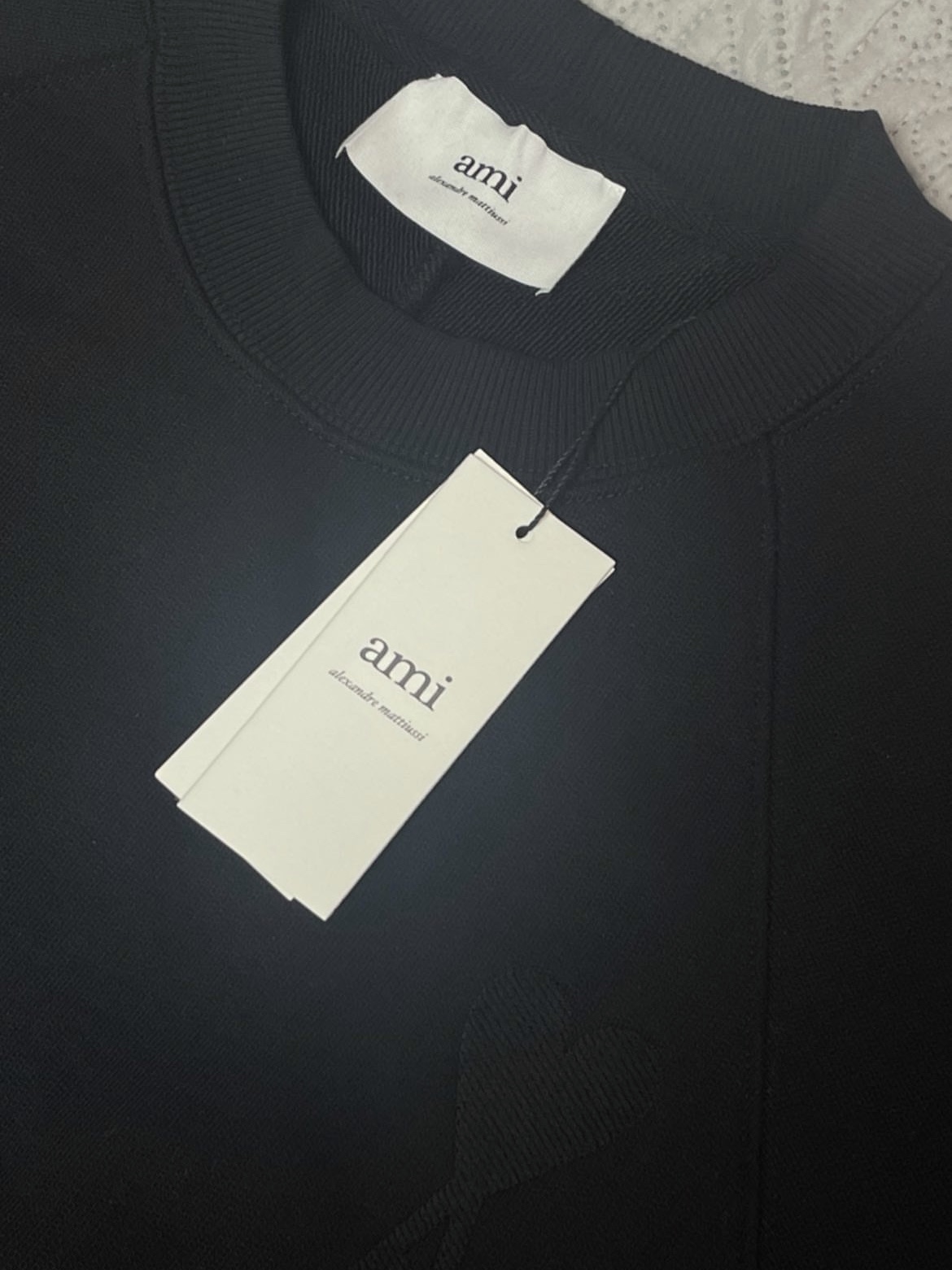 AMI de Coeur Tone-On-Tone Sweatshirt Black - 22SS 착용 스타일
